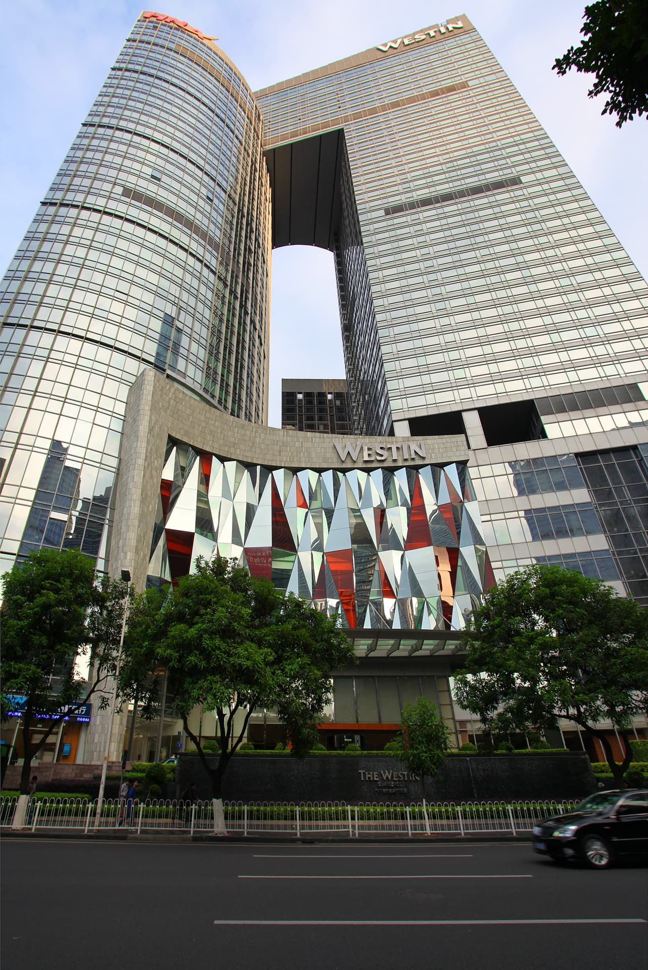 The Westin Guangzhou Workout (via Wikimedia Commons, CC BY-SA 3.0)