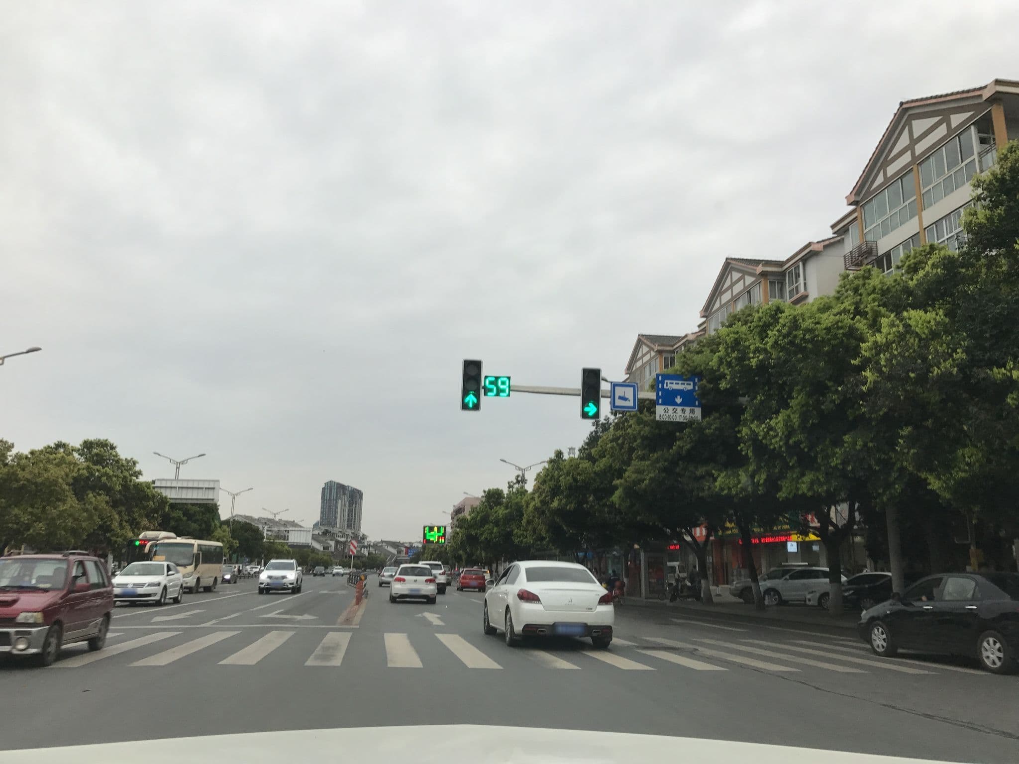 Street view near 良居酒店, Mianyang — © yanfu (CC BY-SA · Mapillary)