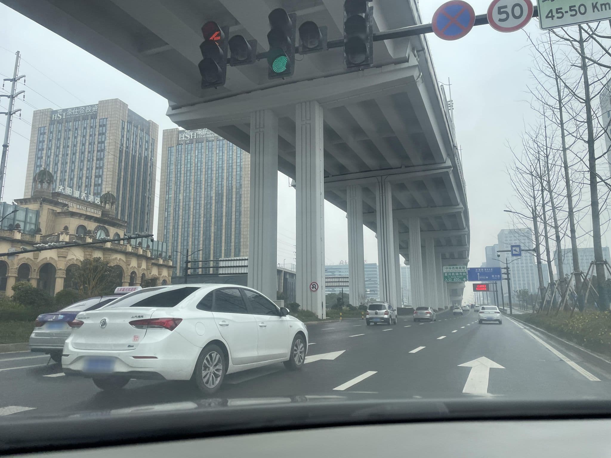 Street view near 阳光大酒店, Jiaxing — © LisbethMarkus (CC BY-SA · Mapillary)