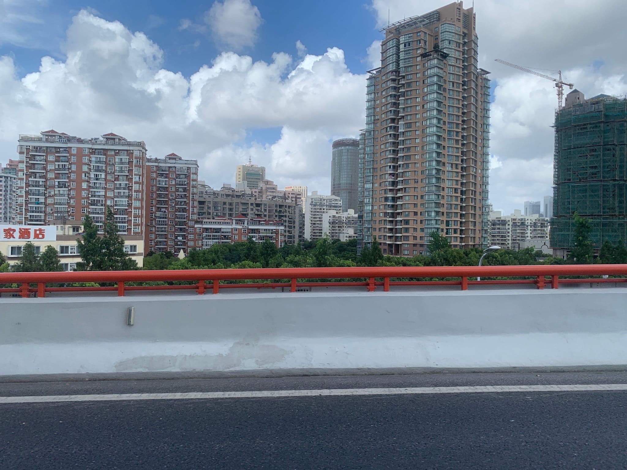 Street view near 建国璞隐酒店, Pudong — © pLyMiEwGpWDLryMacQzo (CC BY-SA · Mapillary)