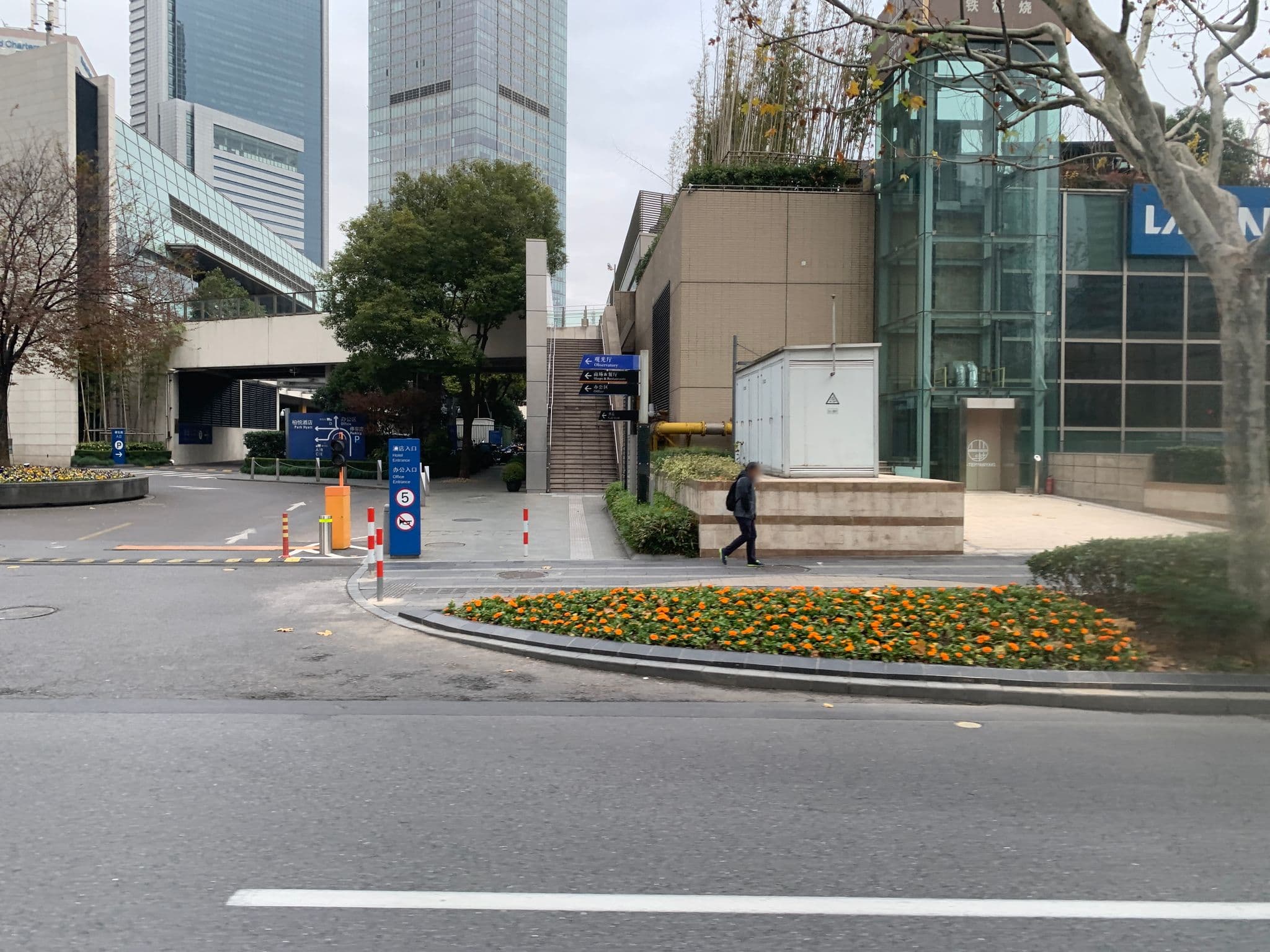 Street view near 上海国金汇酒店公寓, Pudong — © pLyMiEwGpWDLryMacQzo (CC BY-SA · Mapillary)