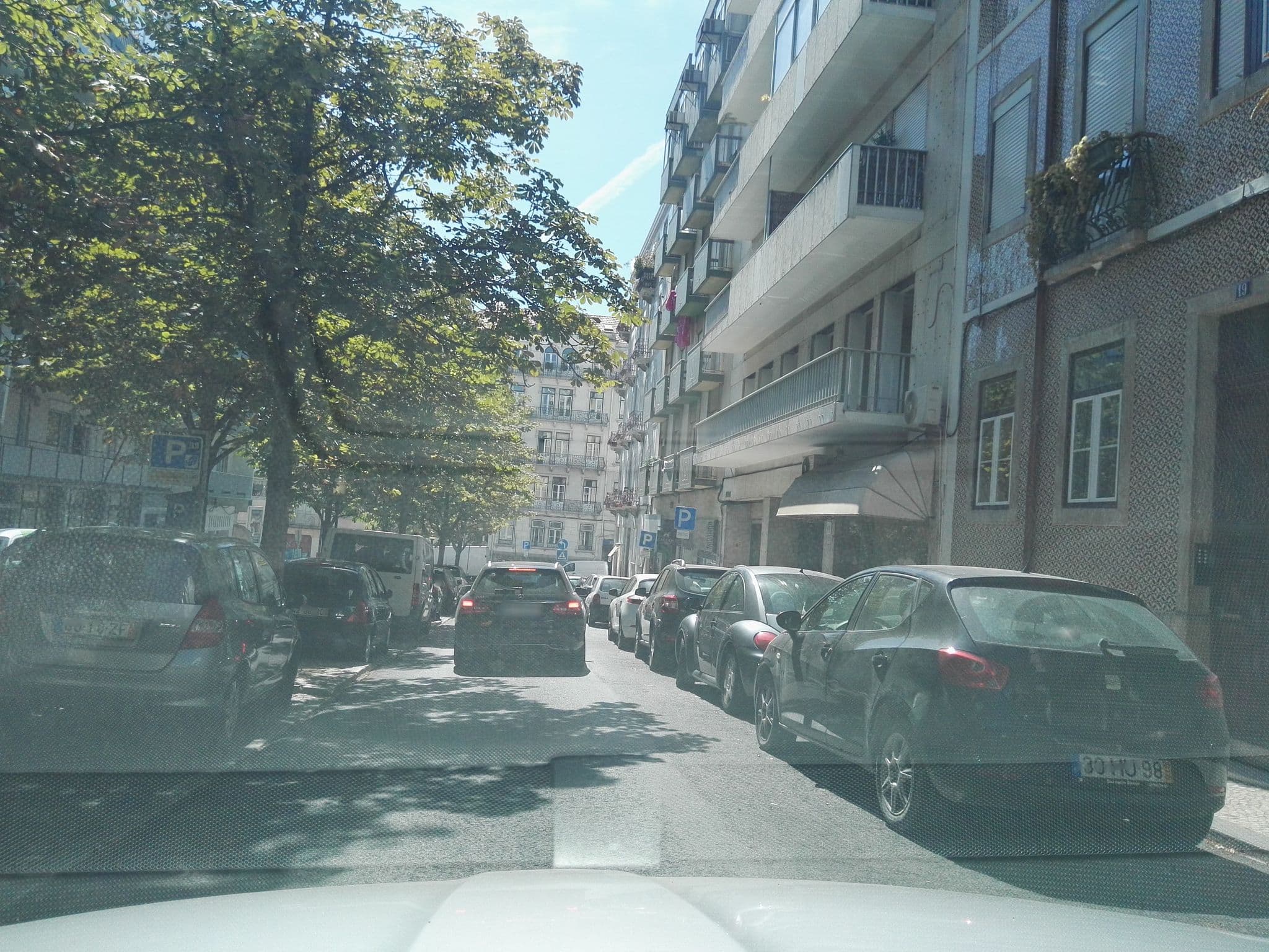 Street view near Hans Brinker Hostel Lisbon, São Sebastião da Pedreira — © filipegraciosa (CC BY-SA · Mapillary)