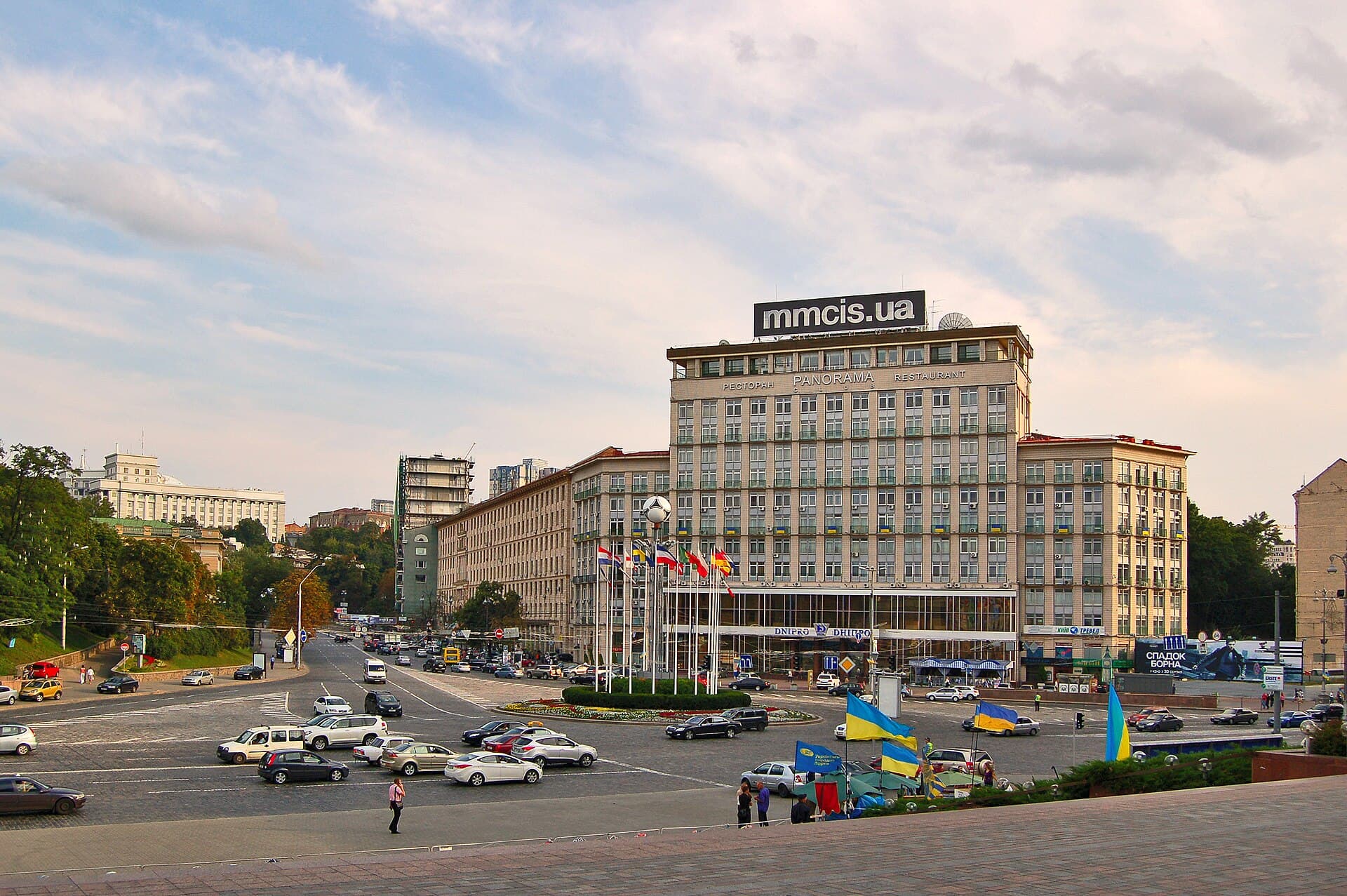 Готель «Дніпро» / Dnipro Hotel (via Wikimedia Commons, CC BY-SA 3.0)
