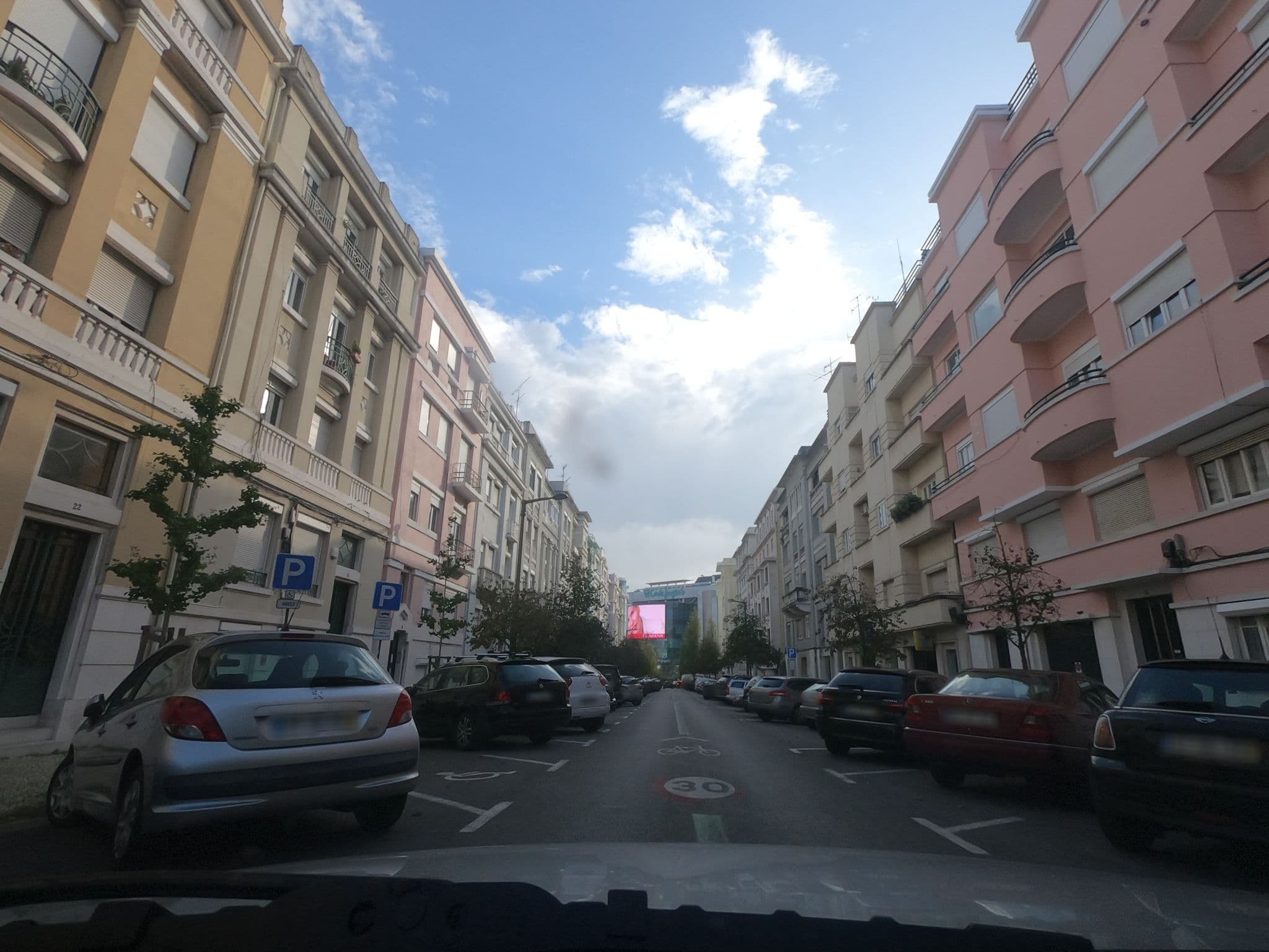 Street view near Blue Bairro Guesthouse, São Sebastião da Pedreira — © filohipo (CC BY-SA · Mapillary)
