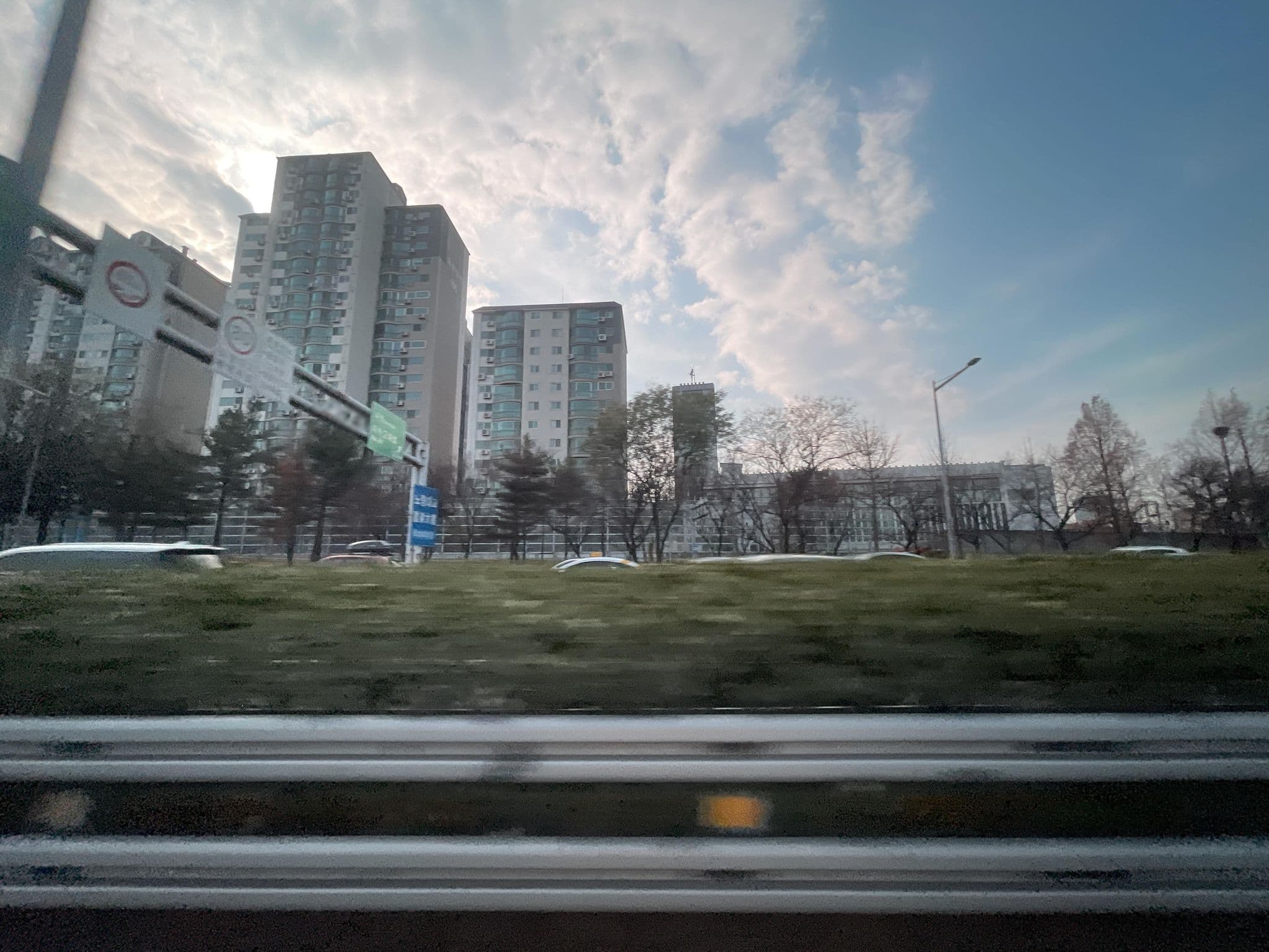 Street view near SR관광호텔, Yongsan-dong — © filipb (CC BY-SA · Mapillary)