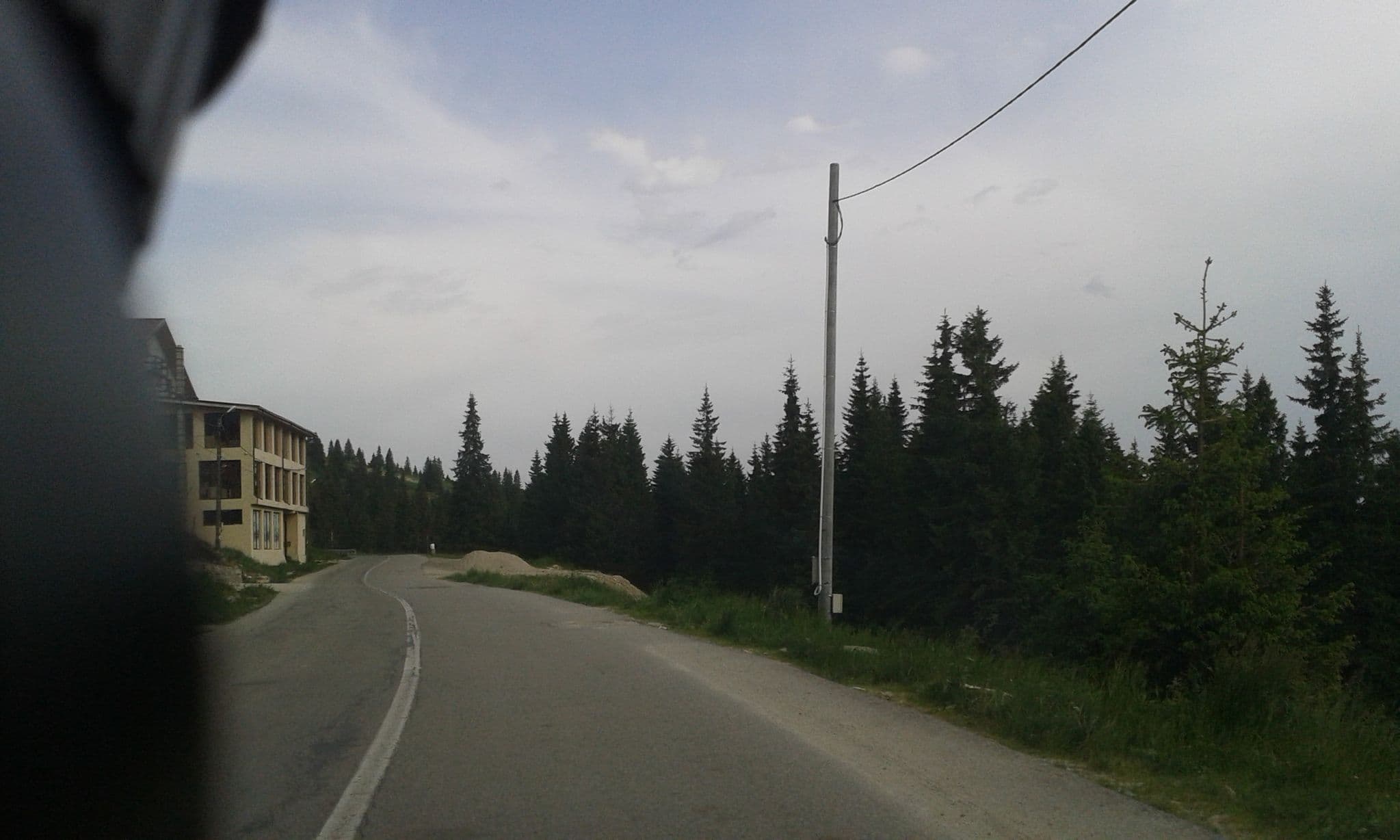 Street view near Pensiunea Rubin, Polovragi — © pepenova (CC BY-SA · Mapillary)