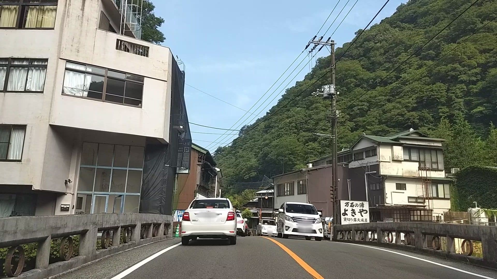 Street view near 一の湯本館 (Ichinoyu Honkan), Hayakawa — © drivephotograph (CC BY-SA · Mapillary)