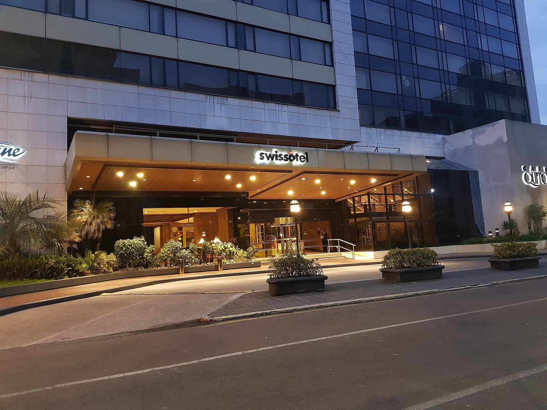 Swissôtel Quito (via Wikimedia Commons, CC BY-SA 3.0)