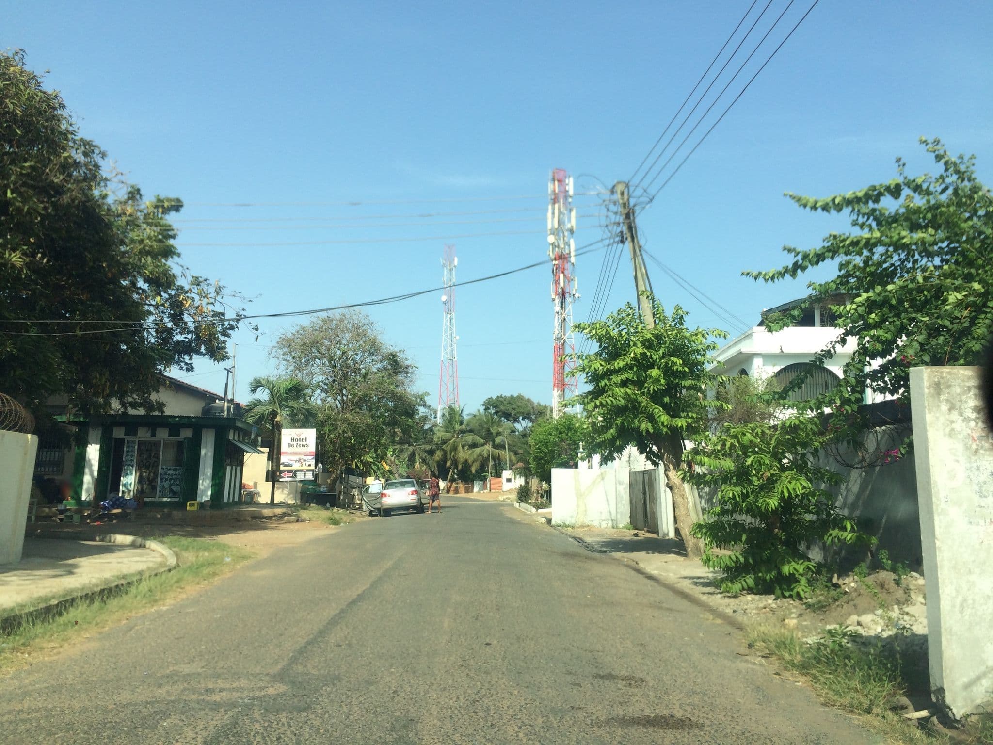Street view near Hotel De Zews, Osu — © mawutor (CC BY-SA · Mapillary)