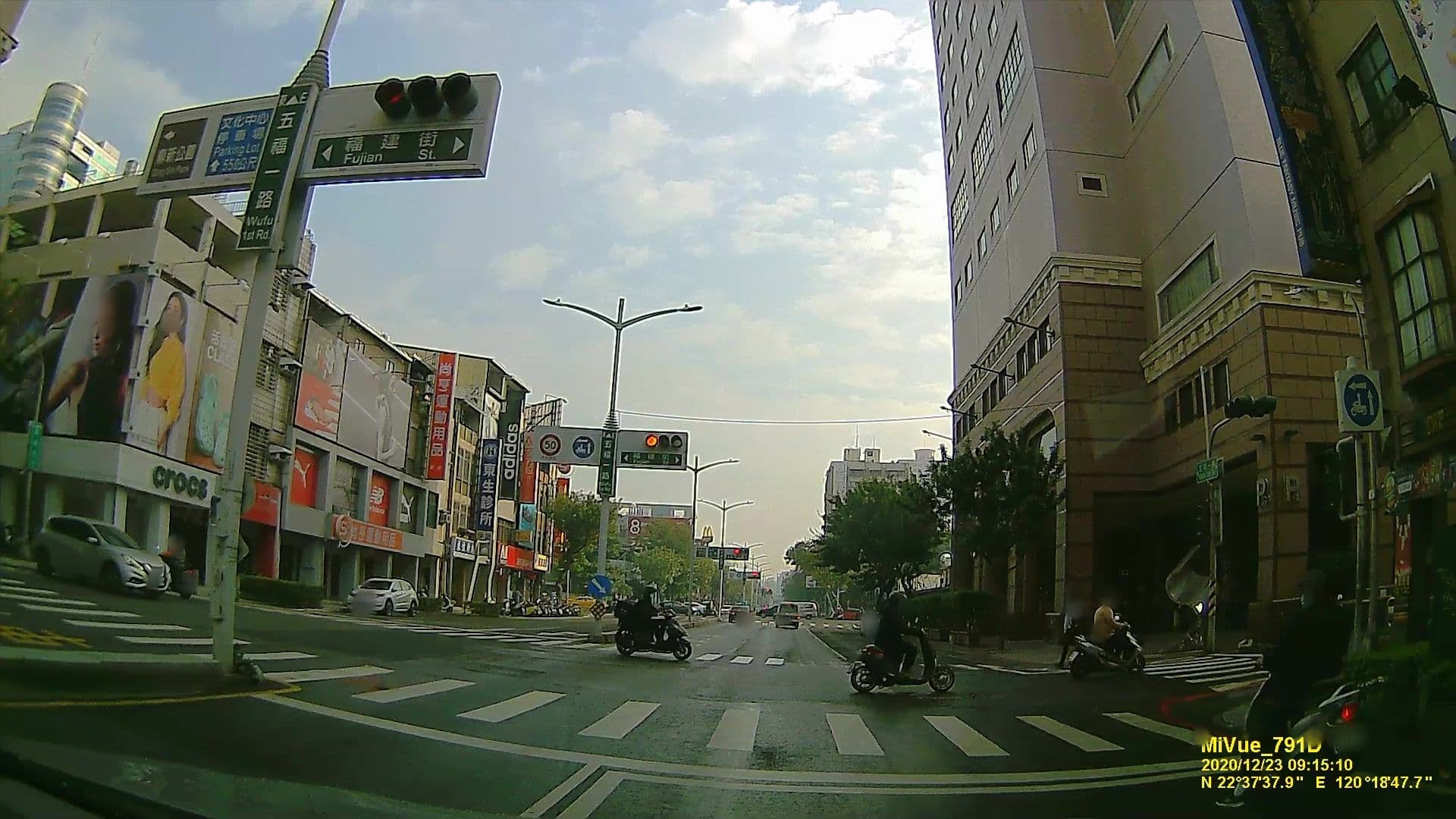 Street view near 麗景酒店 Lees Boutique Kaohsiung, Kaohsiung — © littlebtc (CC BY-SA · Mapillary)