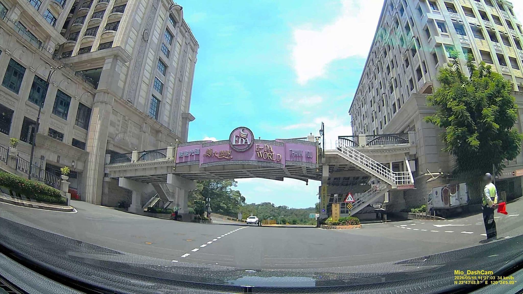 Street view near 義大天悅飯店Hape歡樂小天地, Fengshan — © hcyen (CC BY-SA · Mapillary)