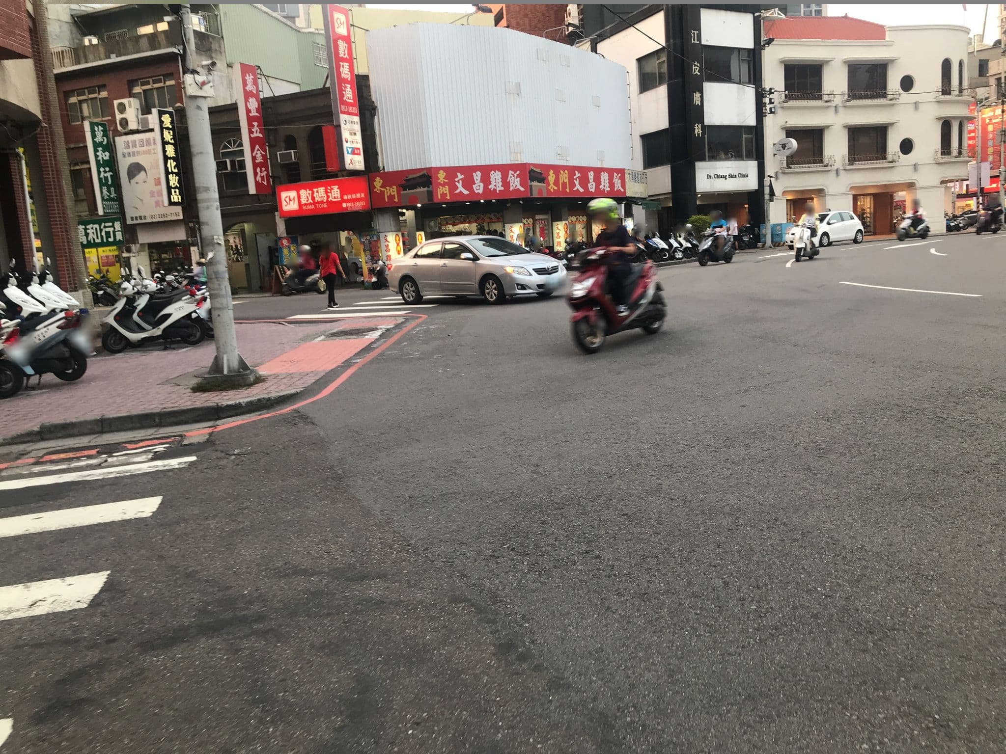 Street view near 明月大飯店 Moonlight Hotel, Hsinchu — © yi_zheng (CC BY-SA · Mapillary)