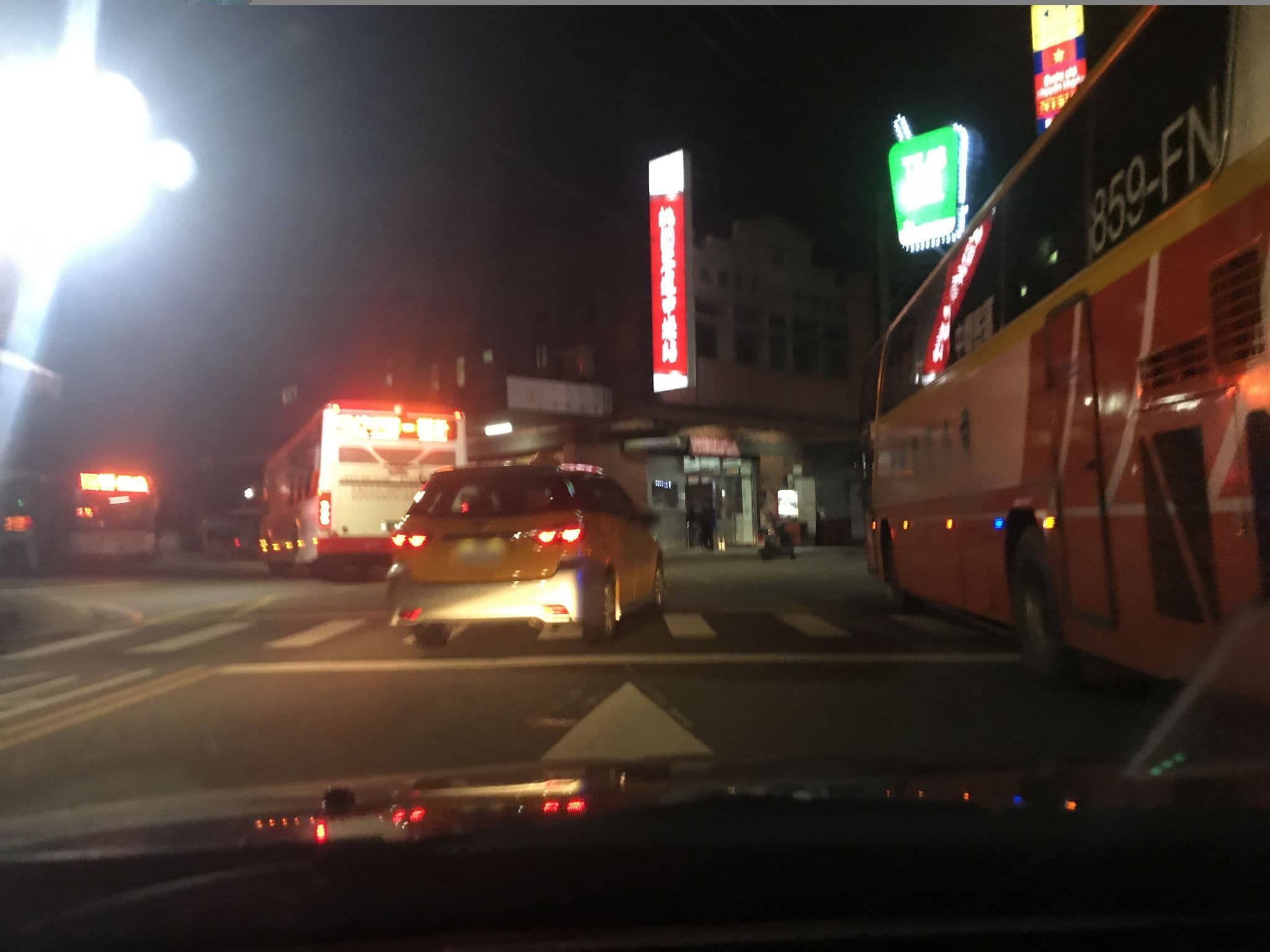 Street view near The Young Hotel, Neili — © kevinkant (CC BY-SA · Mapillary)