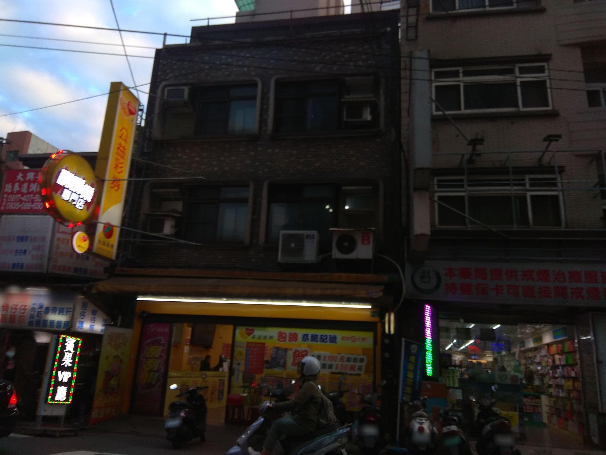 Street view near 星晨飯店, Taoyuan — © abcdeee (CC BY-SA · Mapillary)