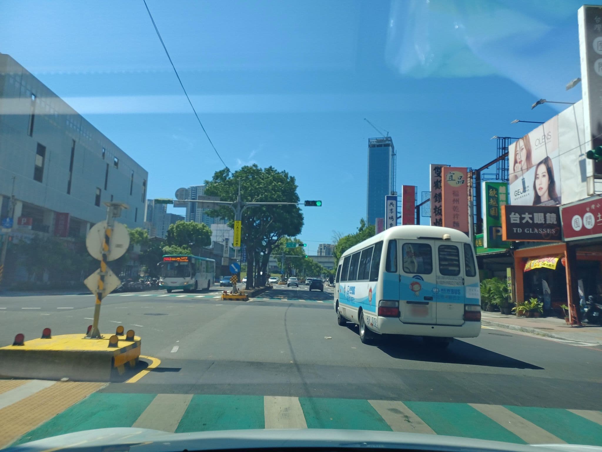 Street view near 華夏大飯店 Highness Hotel, New Taipei City — © lisbethw1130 (CC BY-SA · Mapillary)