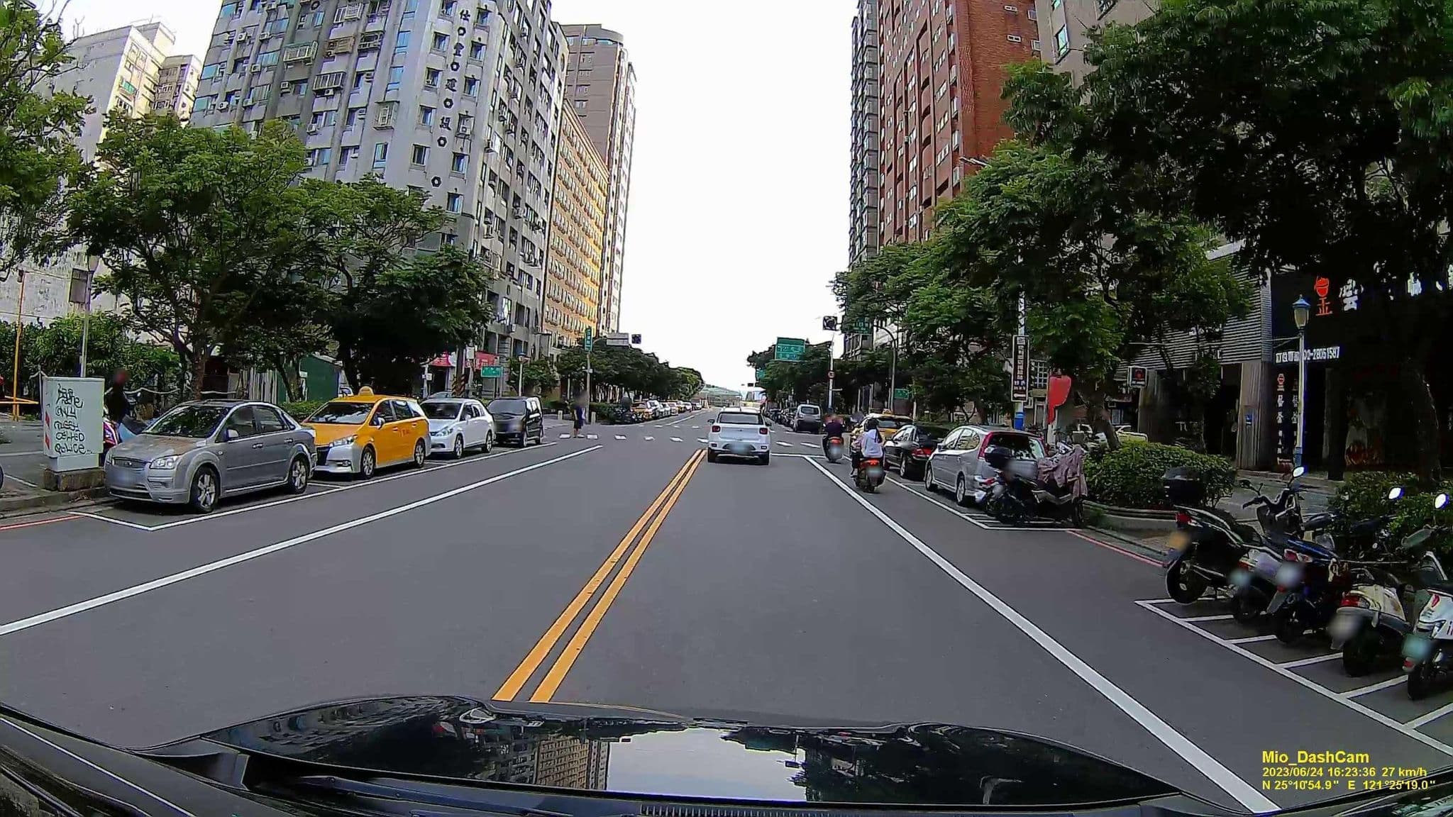 Street view near Hotel Day, Danshui — © hcyen (CC BY-SA · Mapillary)