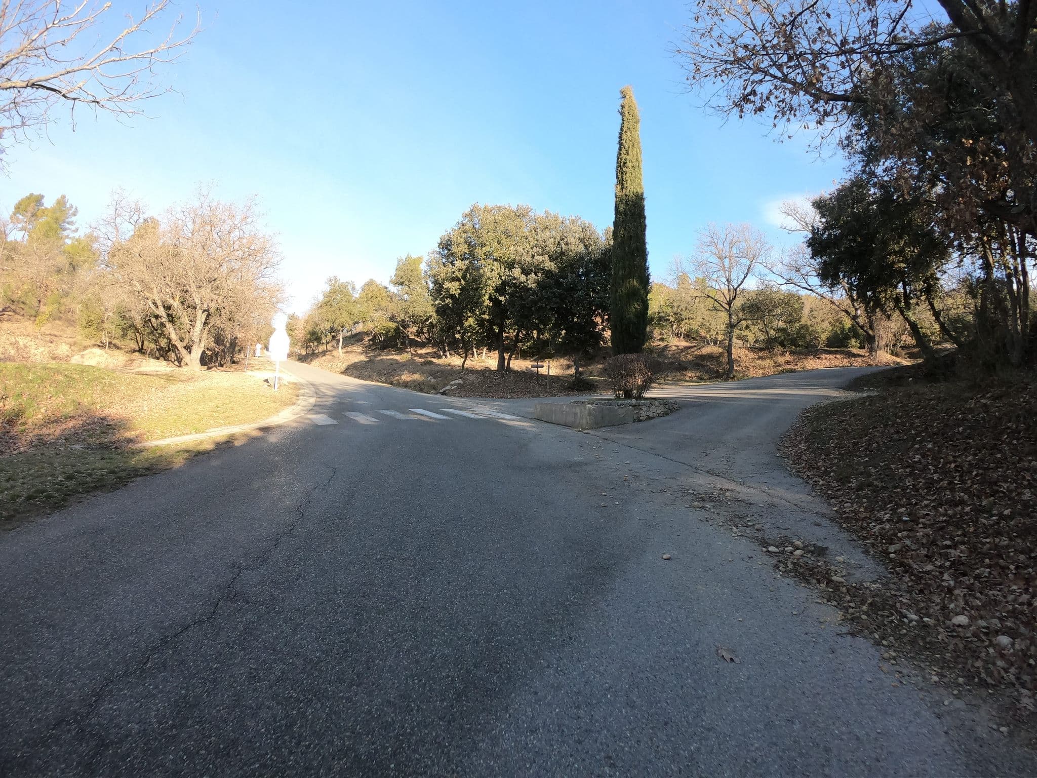 Street view near Esparron-de-Verdon - Corniche des Aires parking, Gréoux-les-Bains — © joostjakob (CC BY-SA · Mapillary)
