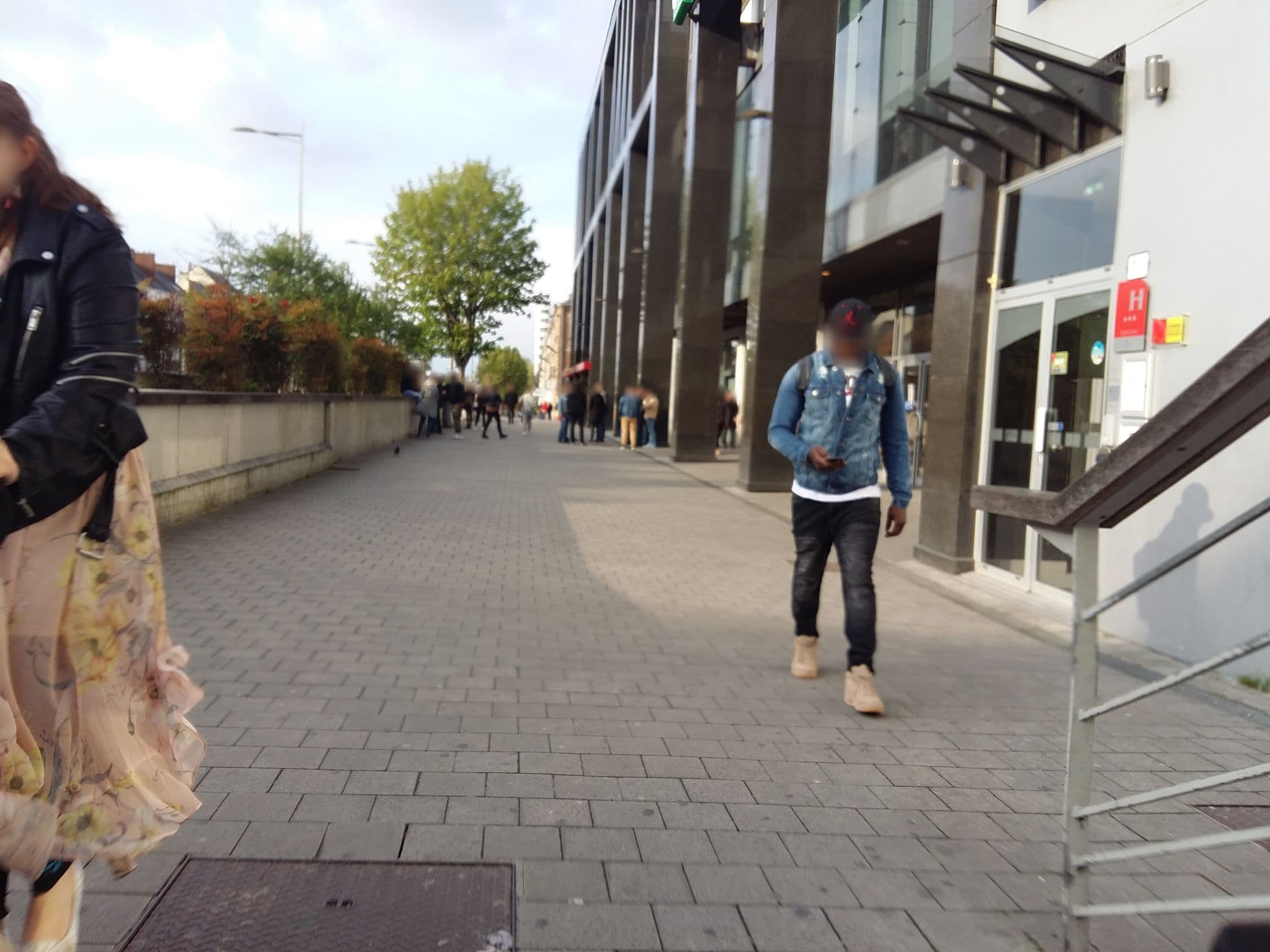 Street view near Holiday Inn Express Amiens, Amiens — © simgis (CC BY-SA · Mapillary)