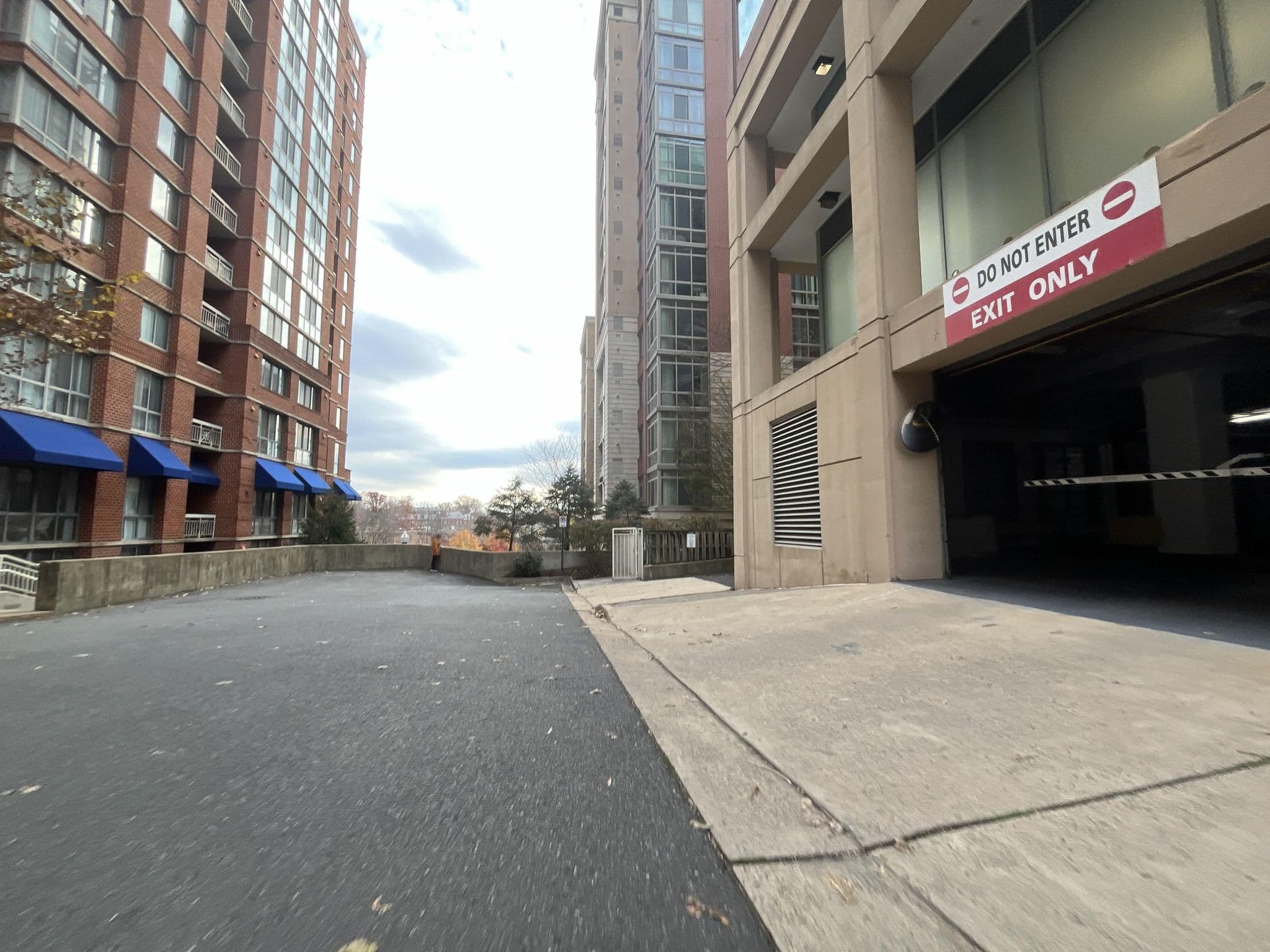 Street view near Bridgestreet Meridian Courthouse Hotel Arlington (Virginia), Rosslyn — © holdenmt11 (CC BY-SA · Mapillary)