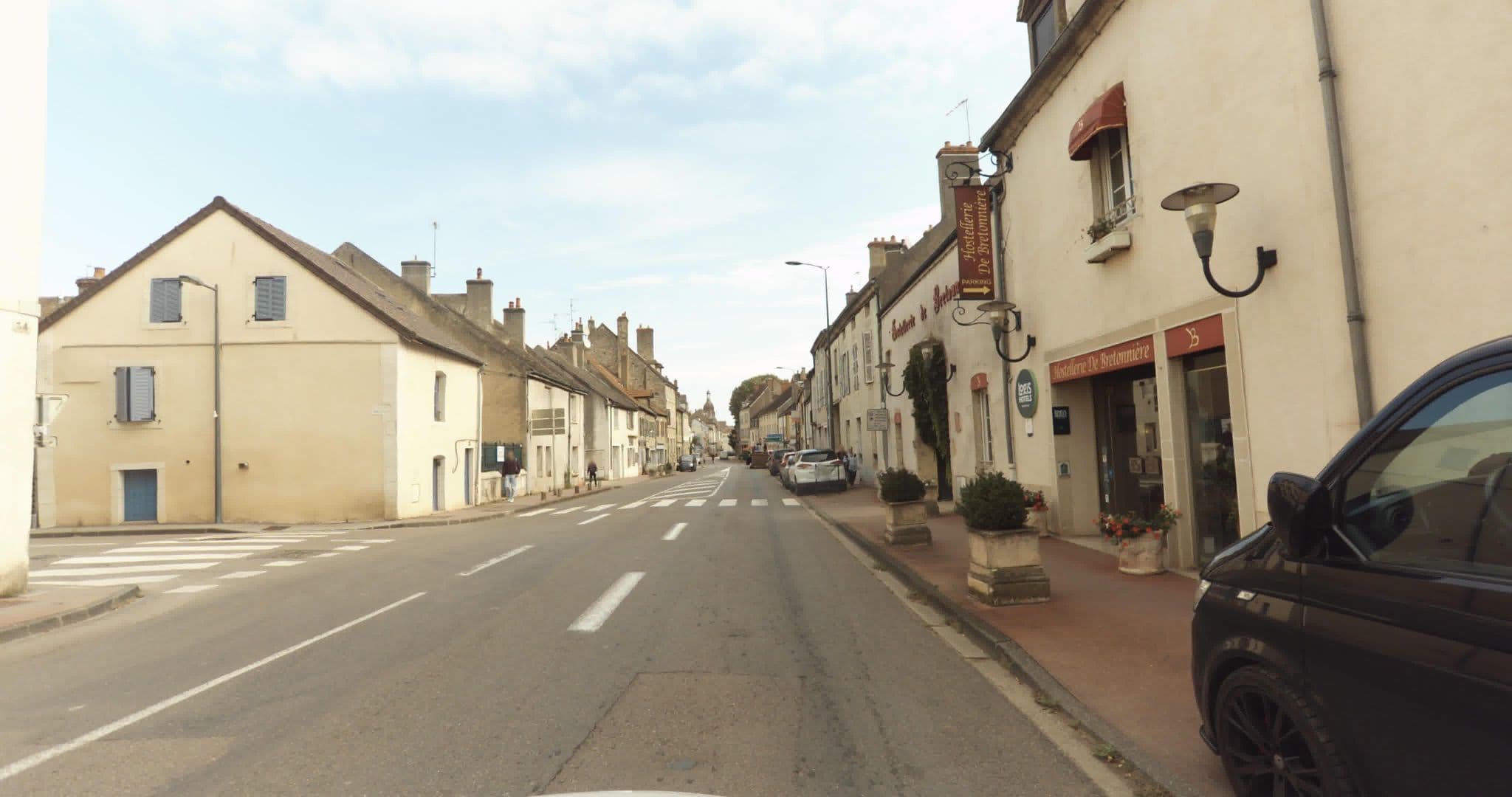 Street view near Hostellerie de Bretonnière, Beaune — © sogefi (CC BY-SA · Mapillary)