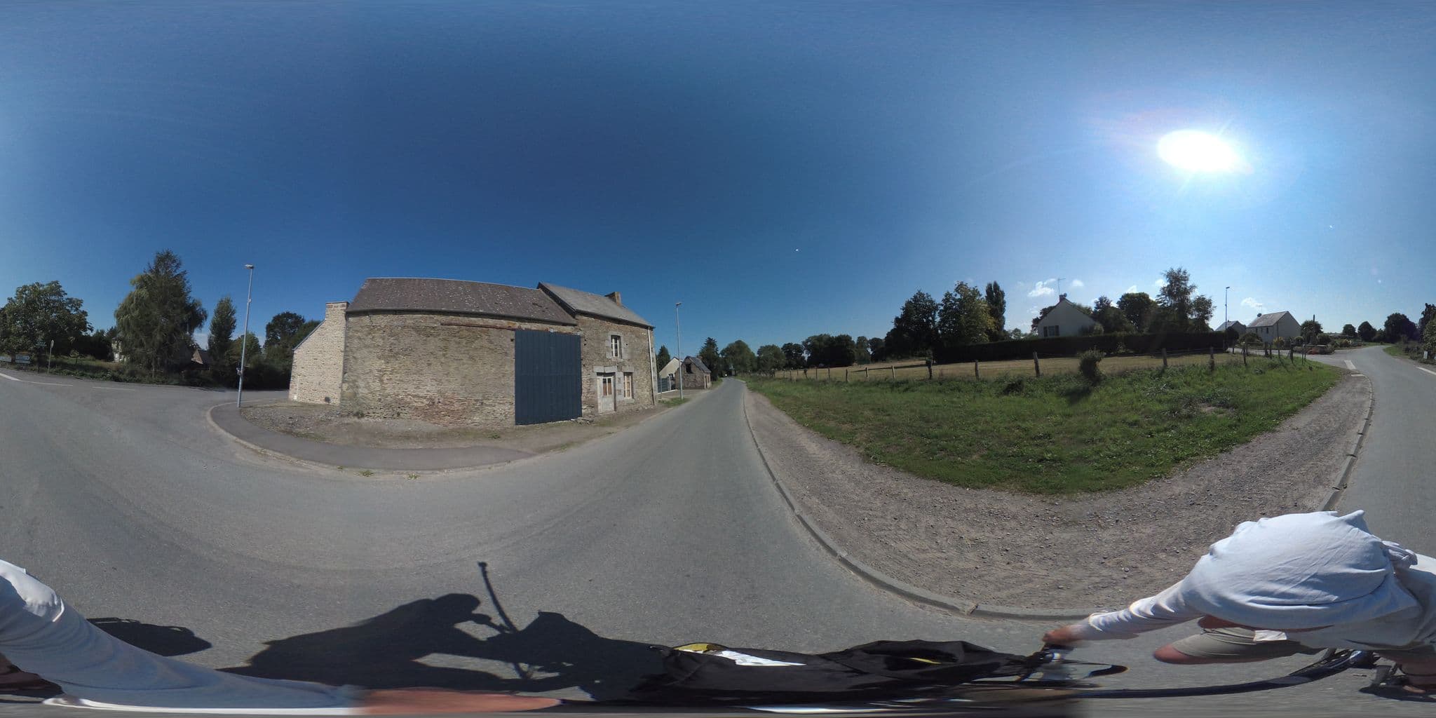 Street view near Chez Marilyn, Pontorson — © geovelo (CC BY-SA · Mapillary)