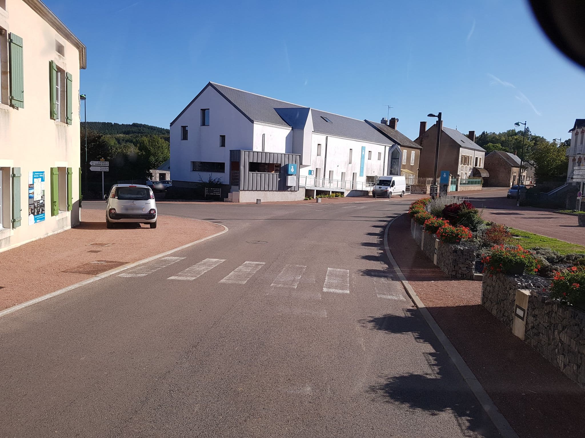 Street view near Les Bruyères, Saulieu — © bernardvoyageur (CC BY-SA · Mapillary)