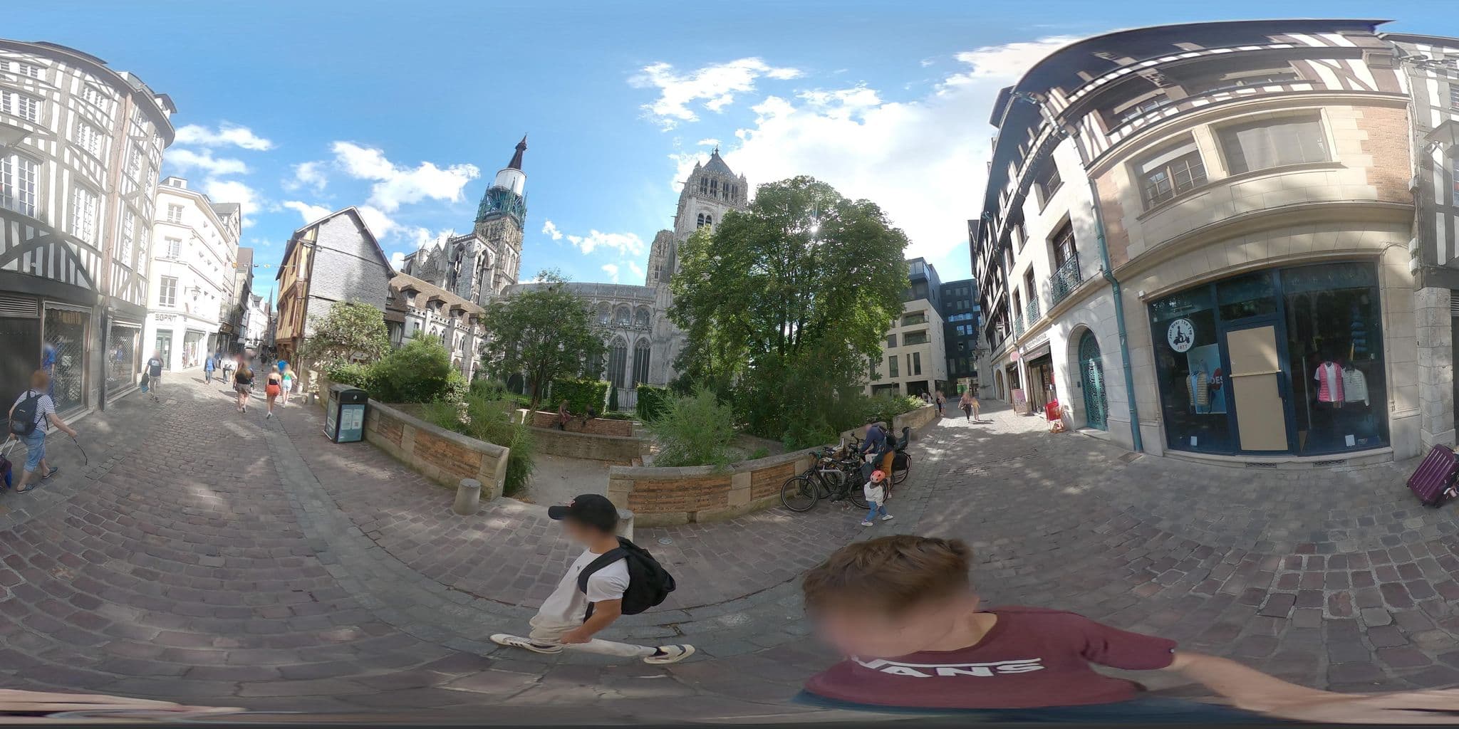 Street view near Mercure, Rouen — © RemiSimonnin (CC BY-SA · Mapillary)