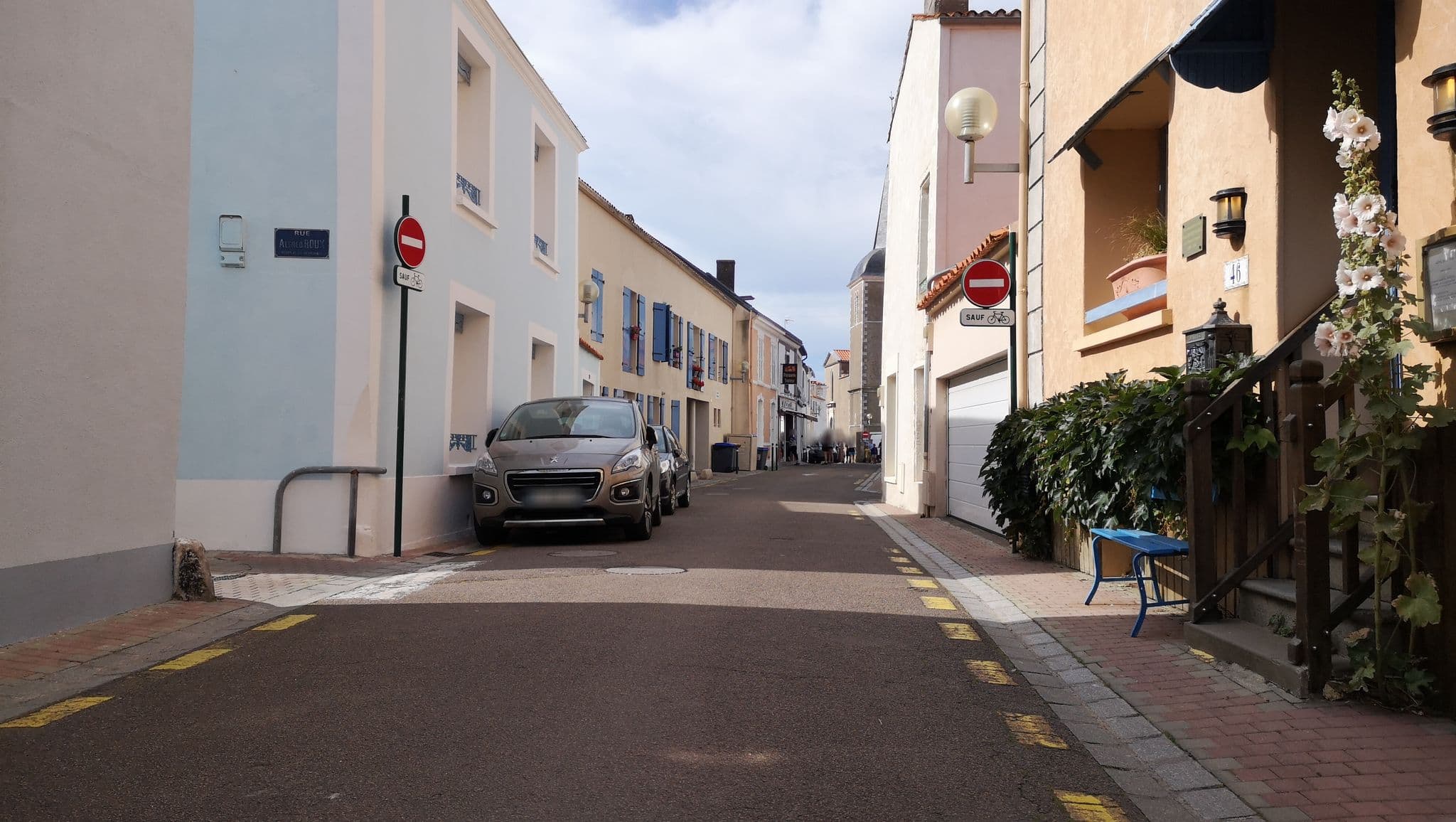 Street view near Hôtel de La Tour, Les Sables-d'Olonne — © u4y0u (CC BY-SA · Mapillary)