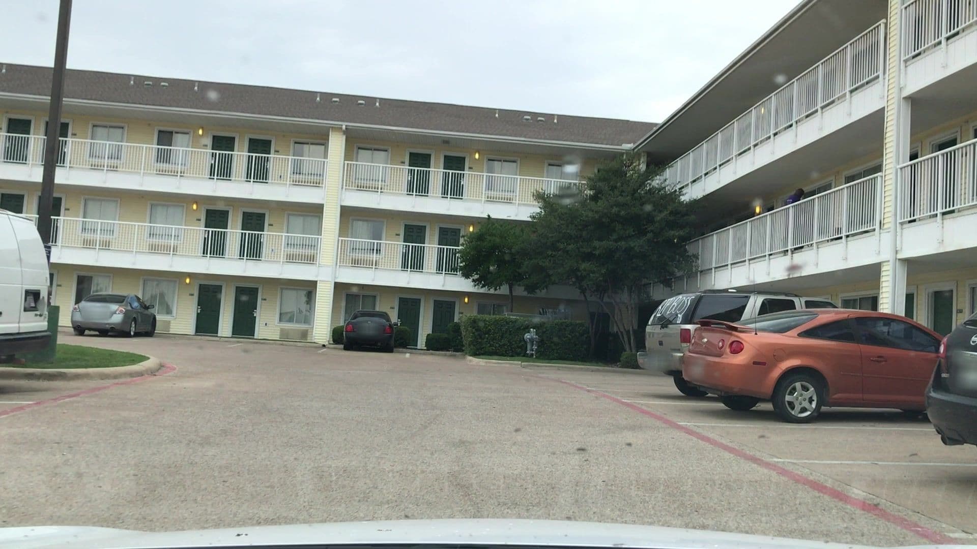 Street view near Red Roof Inn, Irving — © lvl5 (CC BY-SA · Mapillary)