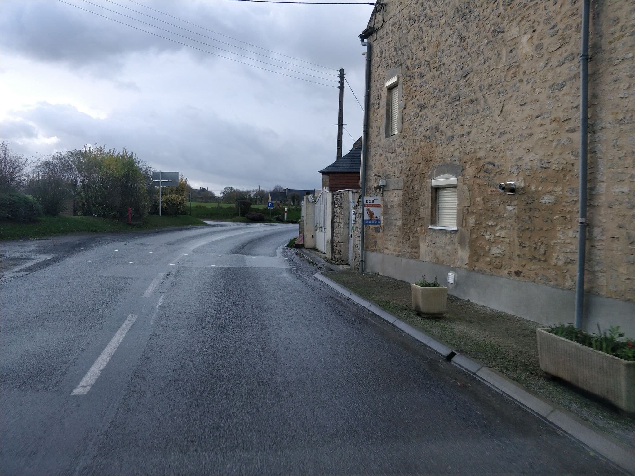 Street view near La Ferme aux Chats, Port-en-Bessin-Huppain — © raymond (CC BY-SA · Mapillary)