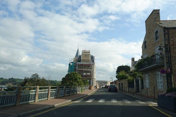 Street view near Hôtel Barrière Le Grand Hôtel Dinard, Dinard — © gotpo (CC BY-SA · Mapillary)