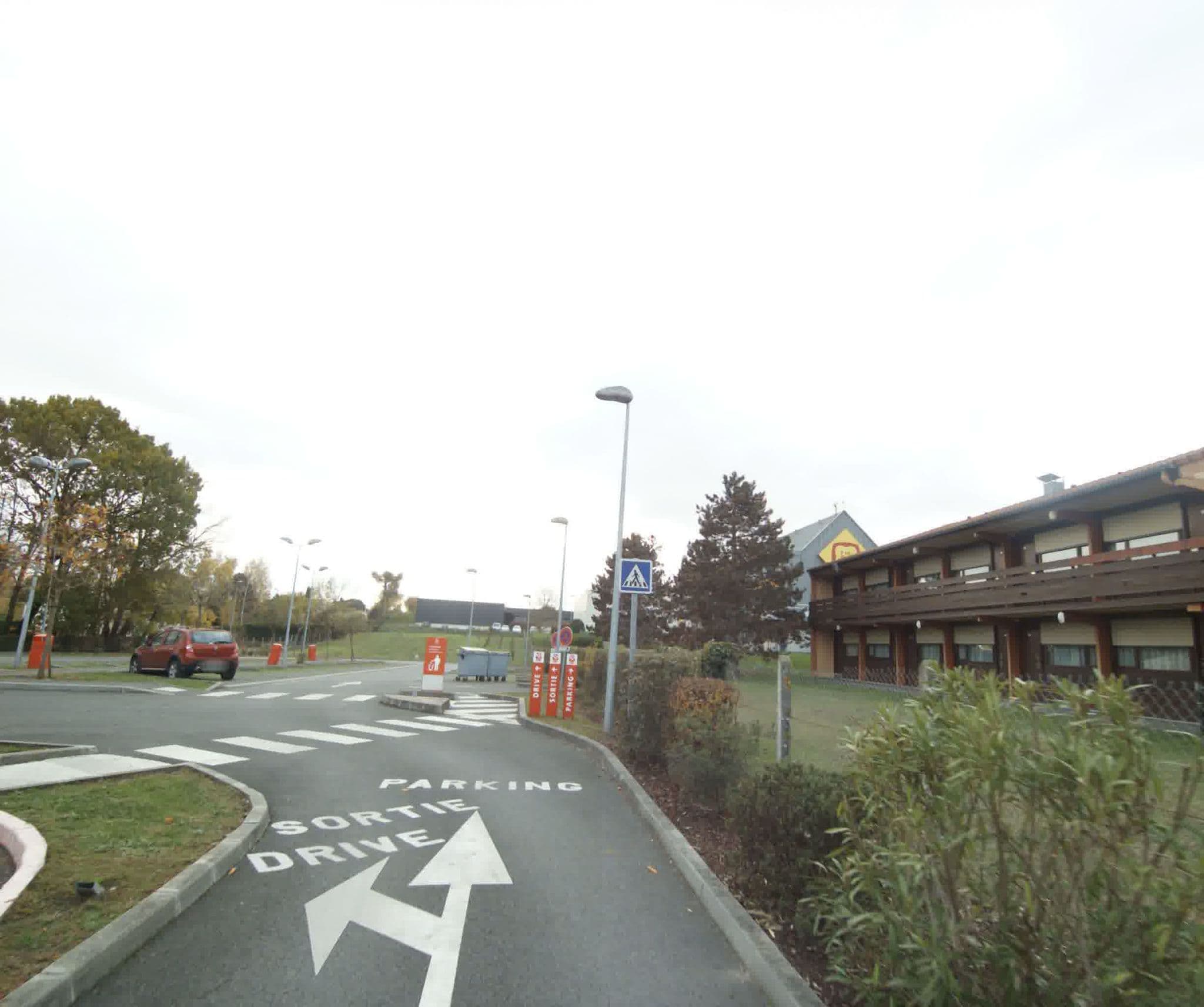 Street view near Hôtel Restaurant Campanile Saintes, Saintes — © sogefi (CC BY-SA · Mapillary)