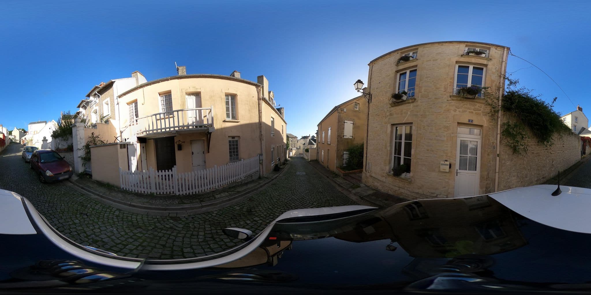 Street view near La cabane des pêcheurs, Port-en-Bessin-Huppain — © arteragence (CC BY-SA · Mapillary)