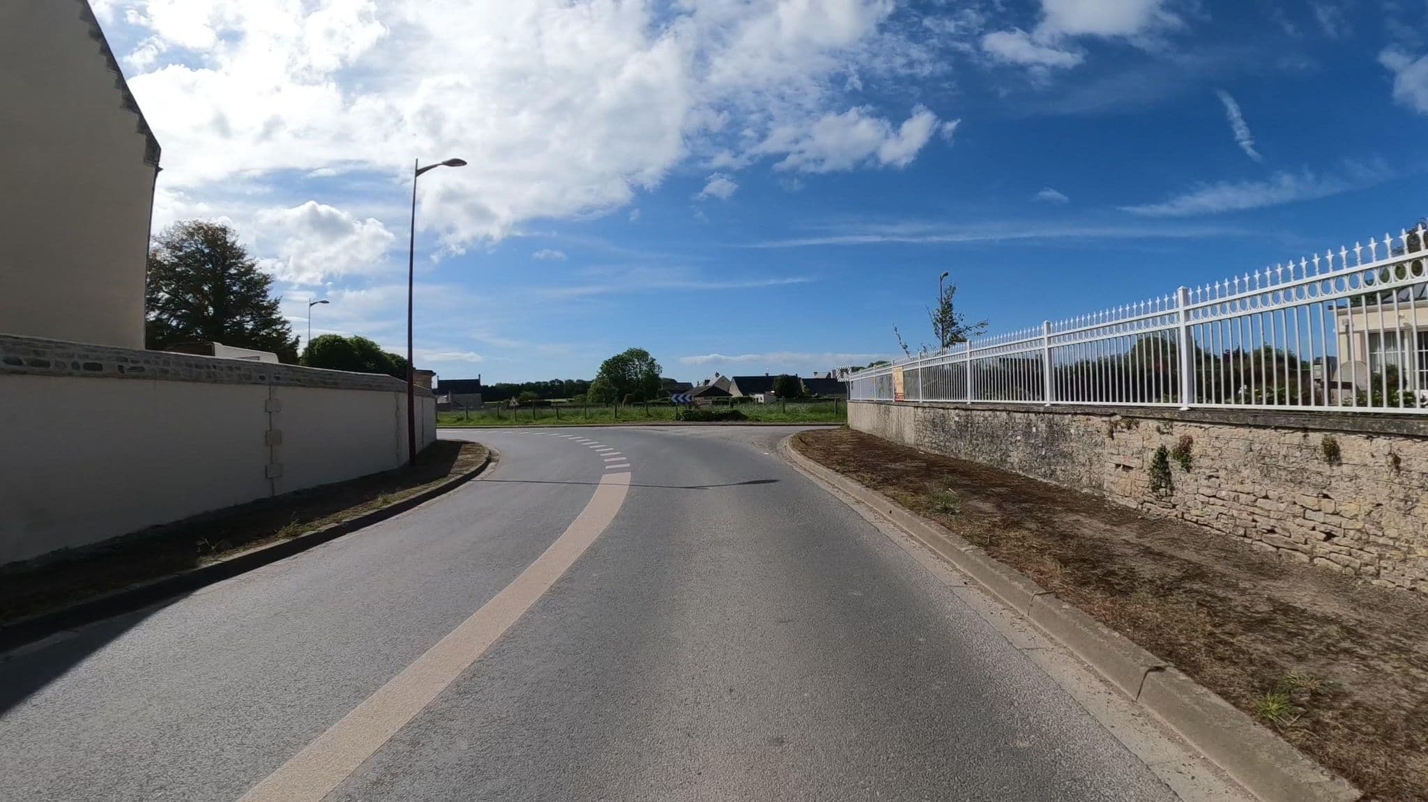 Street view near Le Clos des Courtines, Ver-sur-Mer — © Nzau (CC BY-SA · Mapillary)