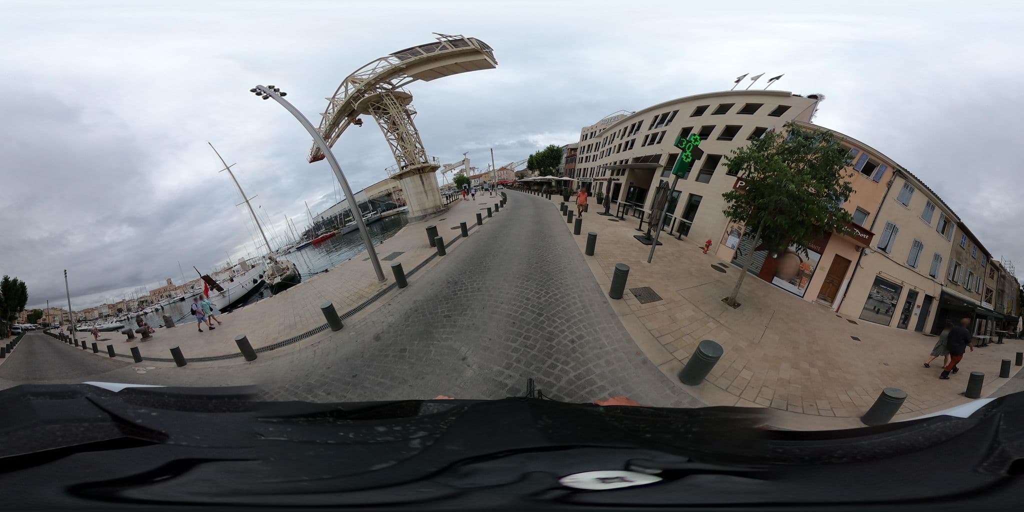 Street view near De l'Hôtel du Vieux Port, La Ciotat — © simon_geovelo (CC BY-SA · Mapillary)