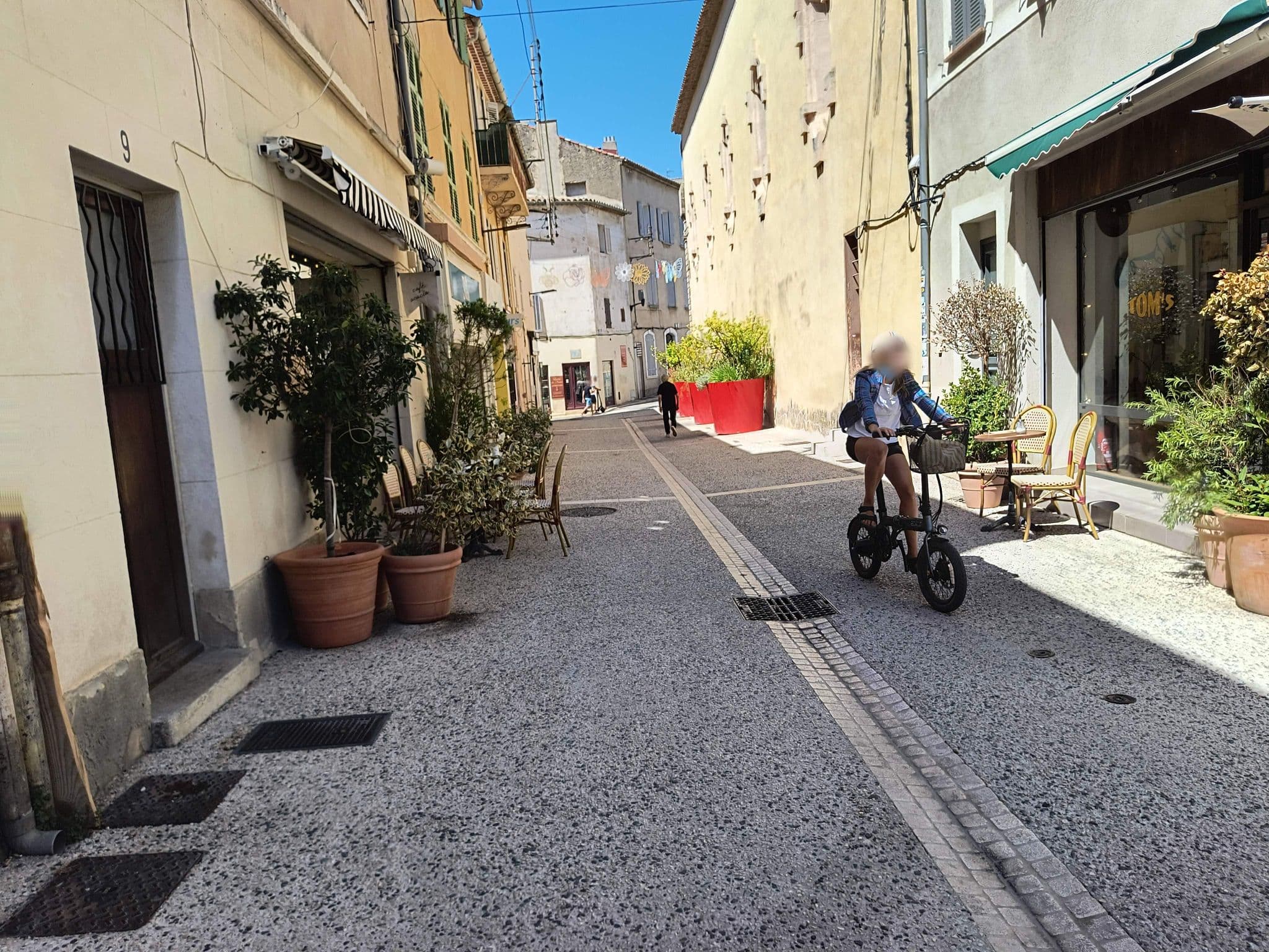 Street view near Rayon Vert, La Ciotat — © mapeadora (CC BY-SA · Mapillary)