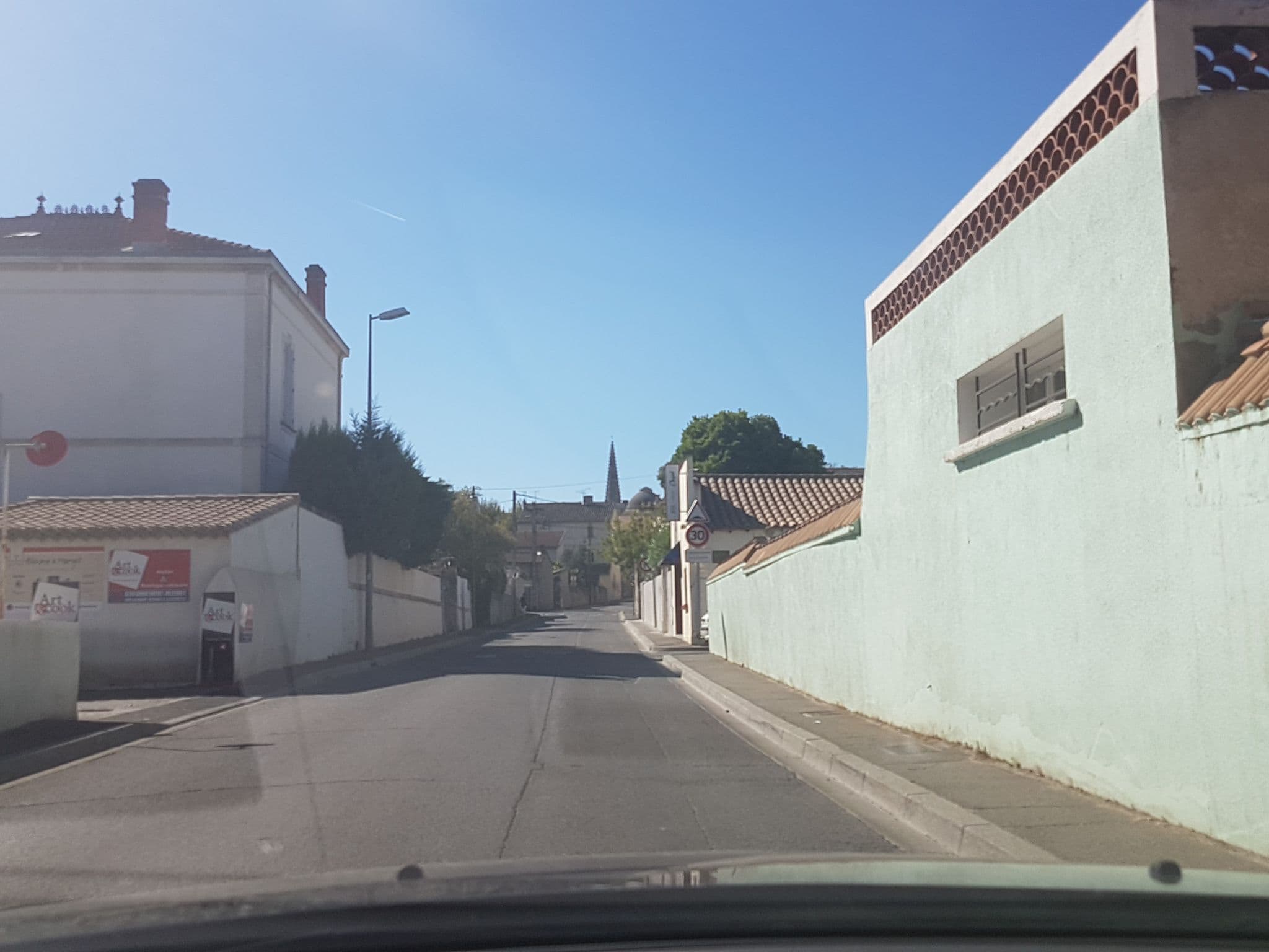 Street view near Hôtel le Chalet Fleuri, Saint-Rémy-de-Provence — © axelf8409 (CC BY-SA · Mapillary)
