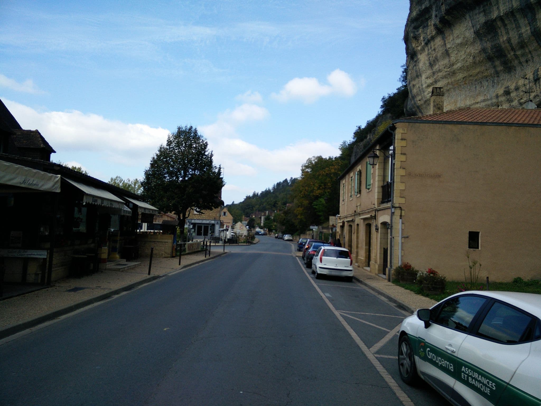 Street view near Hôtel des Falaises, Le Bugue — © volucris (CC BY-SA · Mapillary)