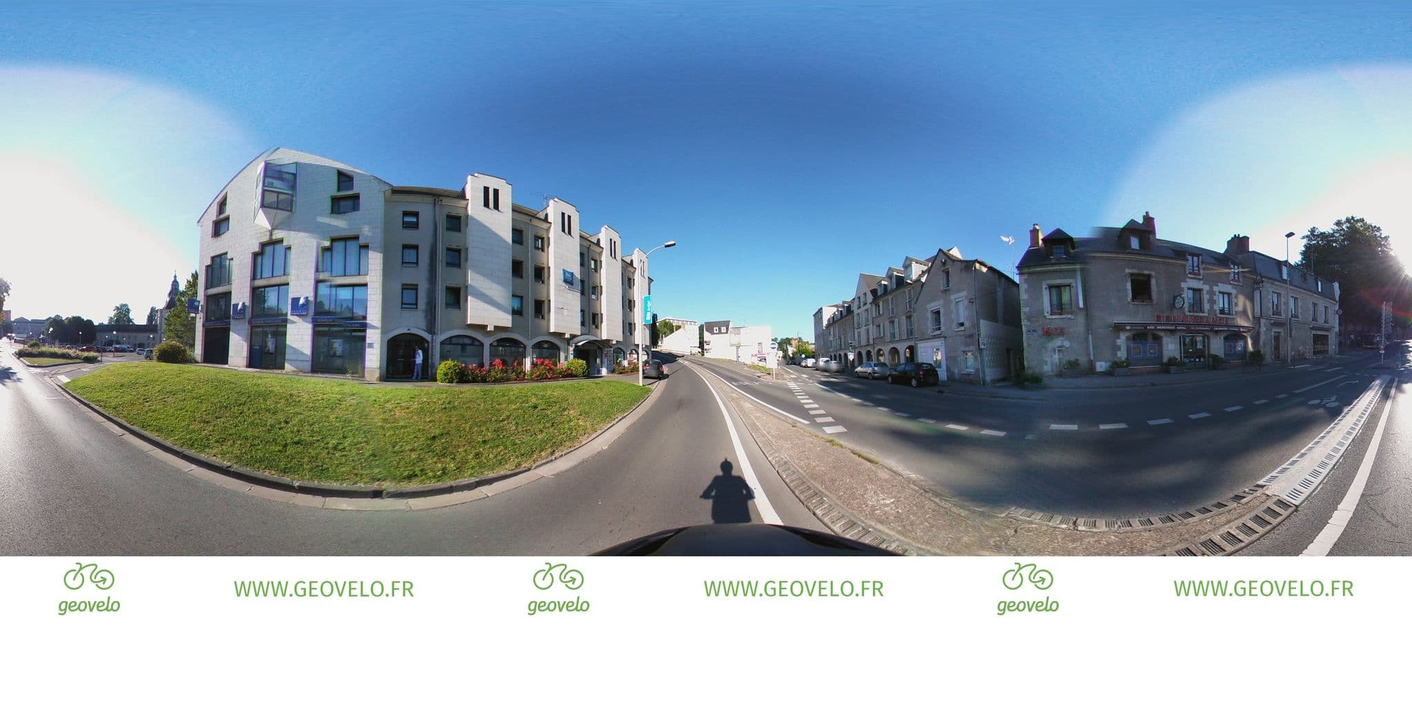Street view near La Renaissance, Blois — © simon_geovelo (CC BY-SA · Mapillary)
