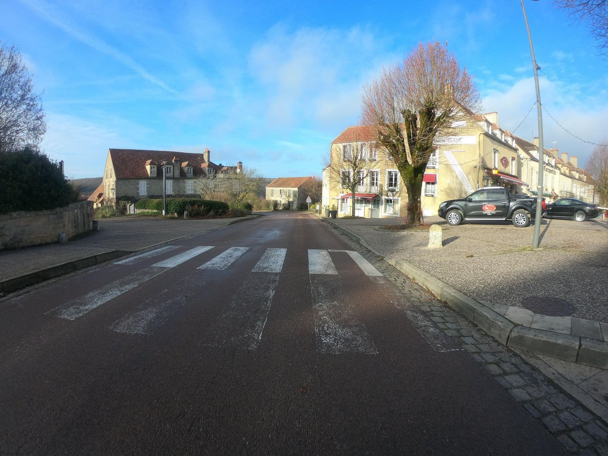 Street view near Vézelay, Hotel Compostelle, Avallon — © joostjakob (CC BY-SA · Mapillary)