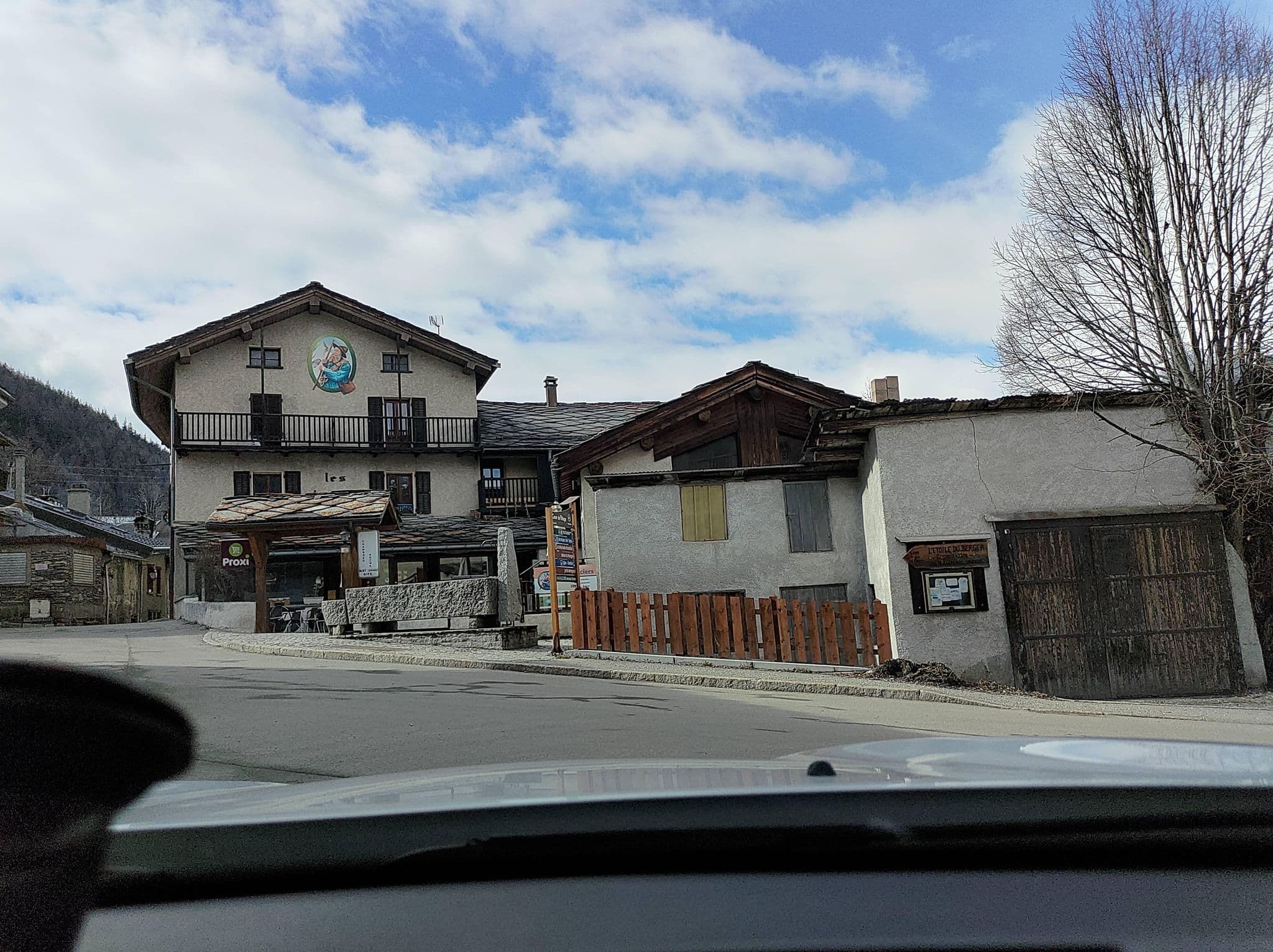 Street view near Hôtel Auberge Relais les Glaciers, Modane — © MatthieuF4FNE (CC BY-SA · Mapillary)