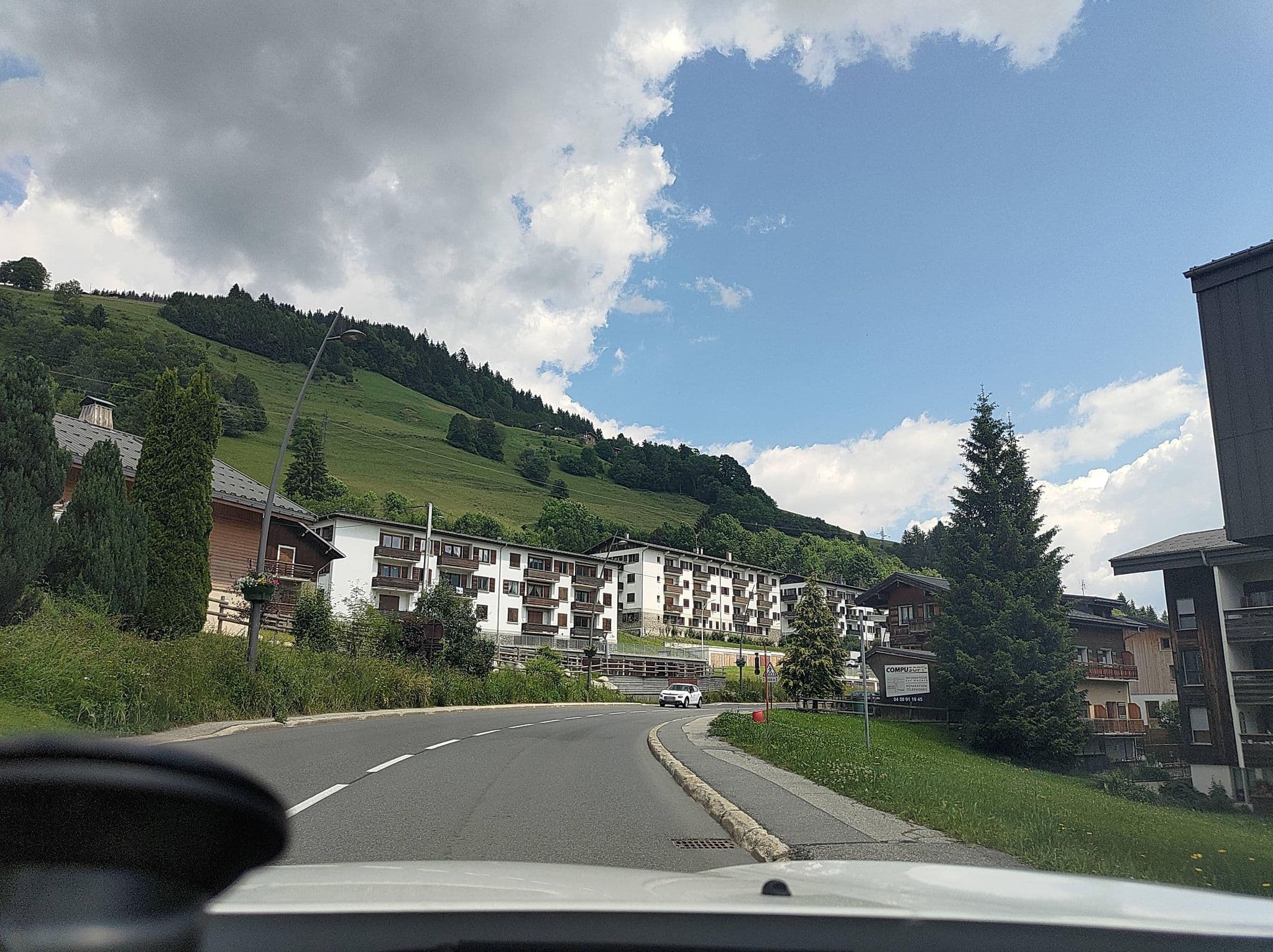 Street view near Les Pommiers, Megève — © MatthieuF4FNE (CC BY-SA · Mapillary)