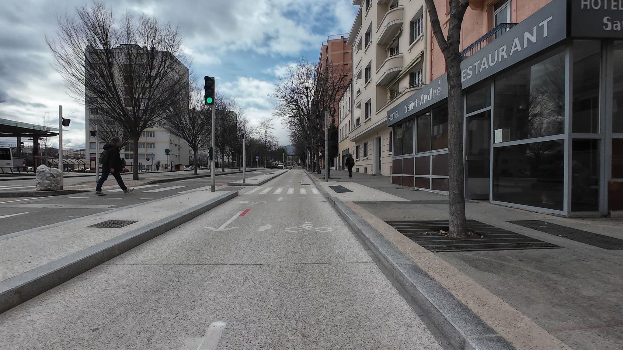 Street view near Hôtel Saint-André, Clermont-Ferrand — © user-3965077544 (CC BY-SA · Mapillary)