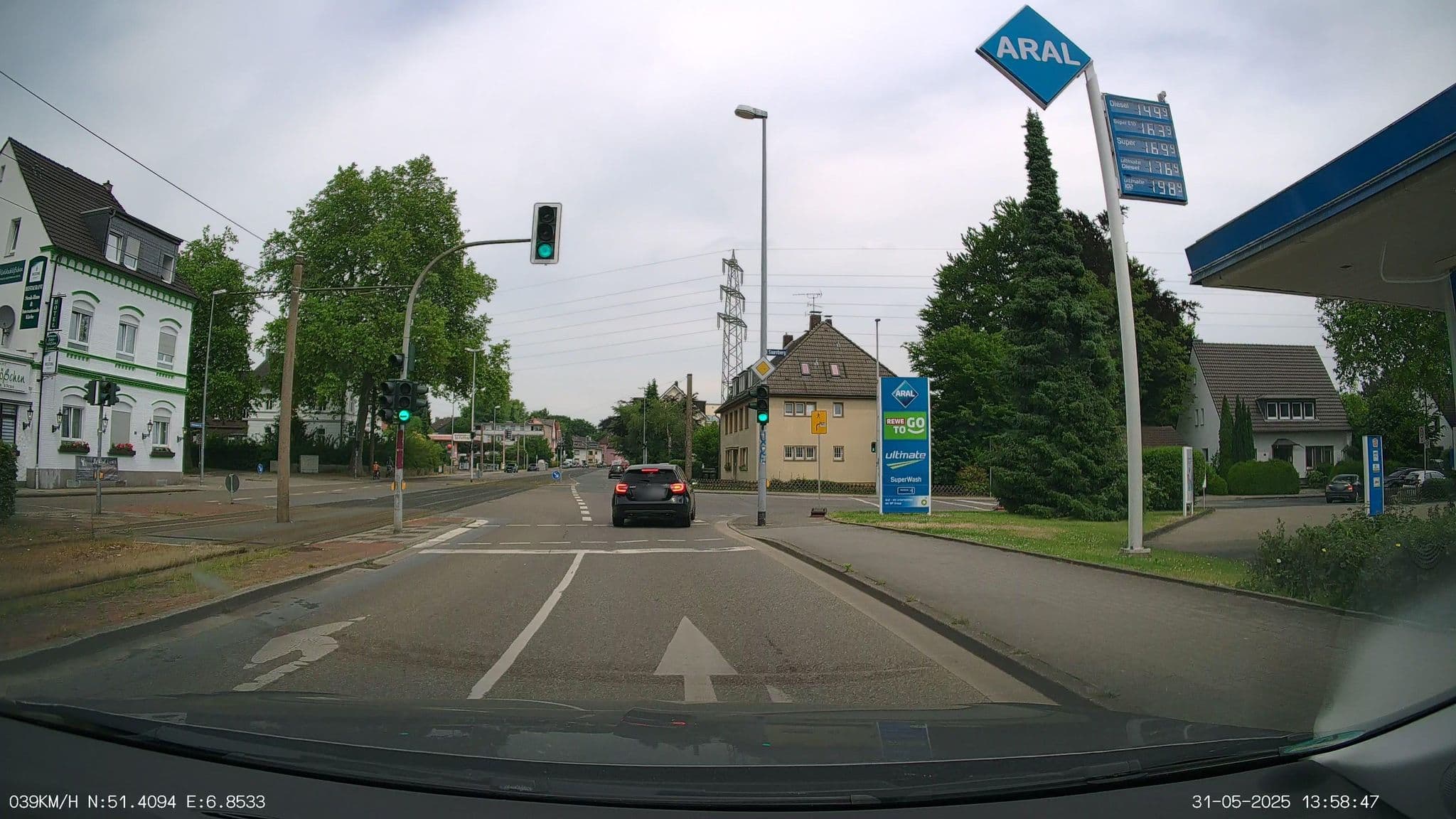 Street view near Hotel Waldschlösschen, Mülheim — © heetENkoel (CC BY-SA · Mapillary)