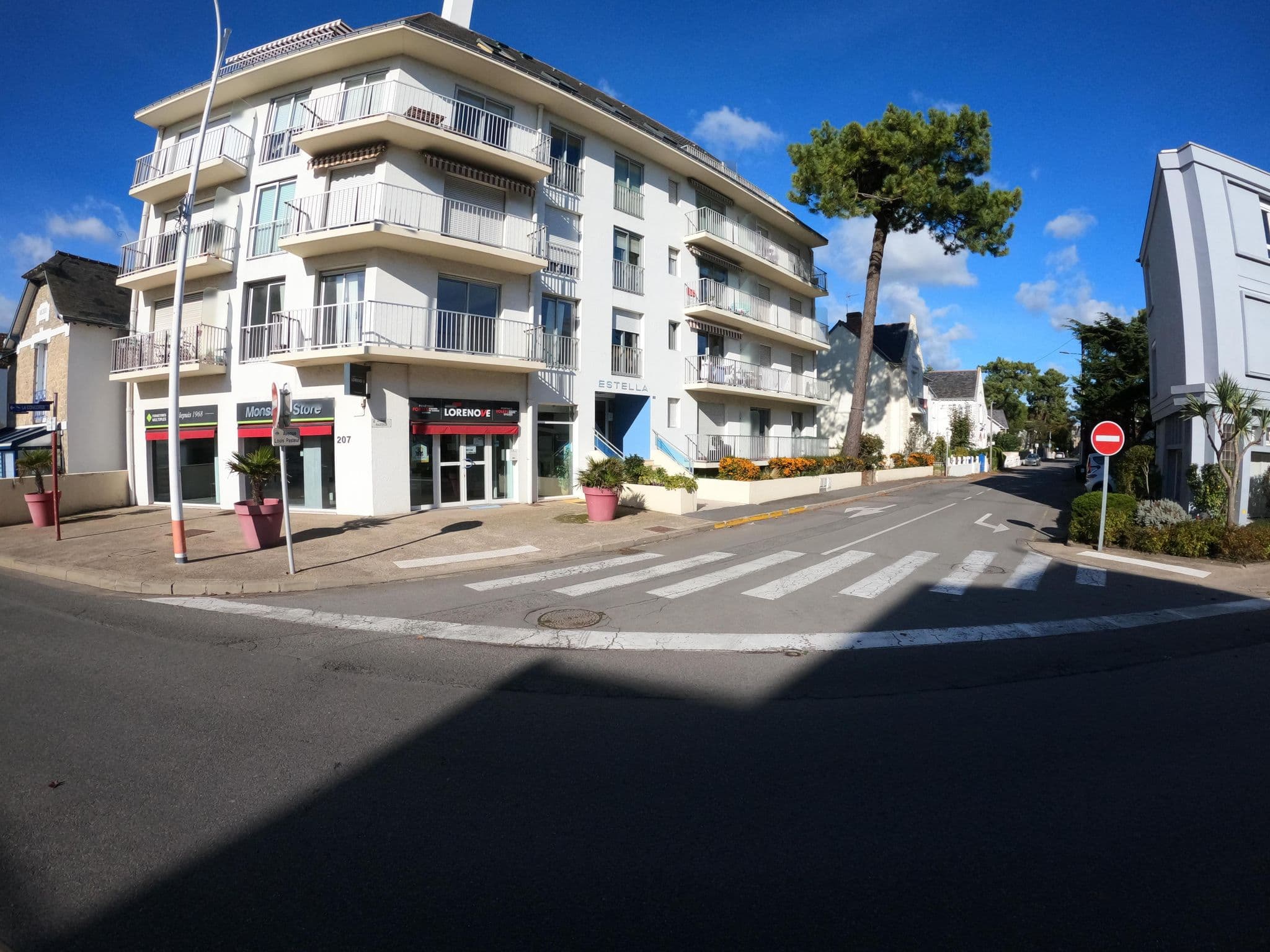 Street view near Hôtel Saint-Pierre, Le Pouliguen — © stephanep (CC BY-SA · Mapillary)
