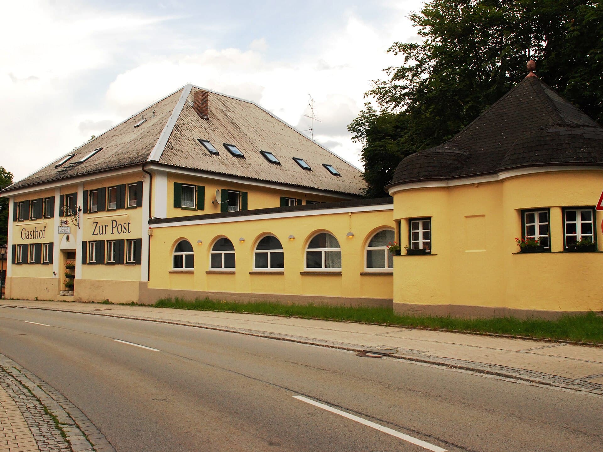 Gasthof zur Post (via Wikimedia Commons, CC0)