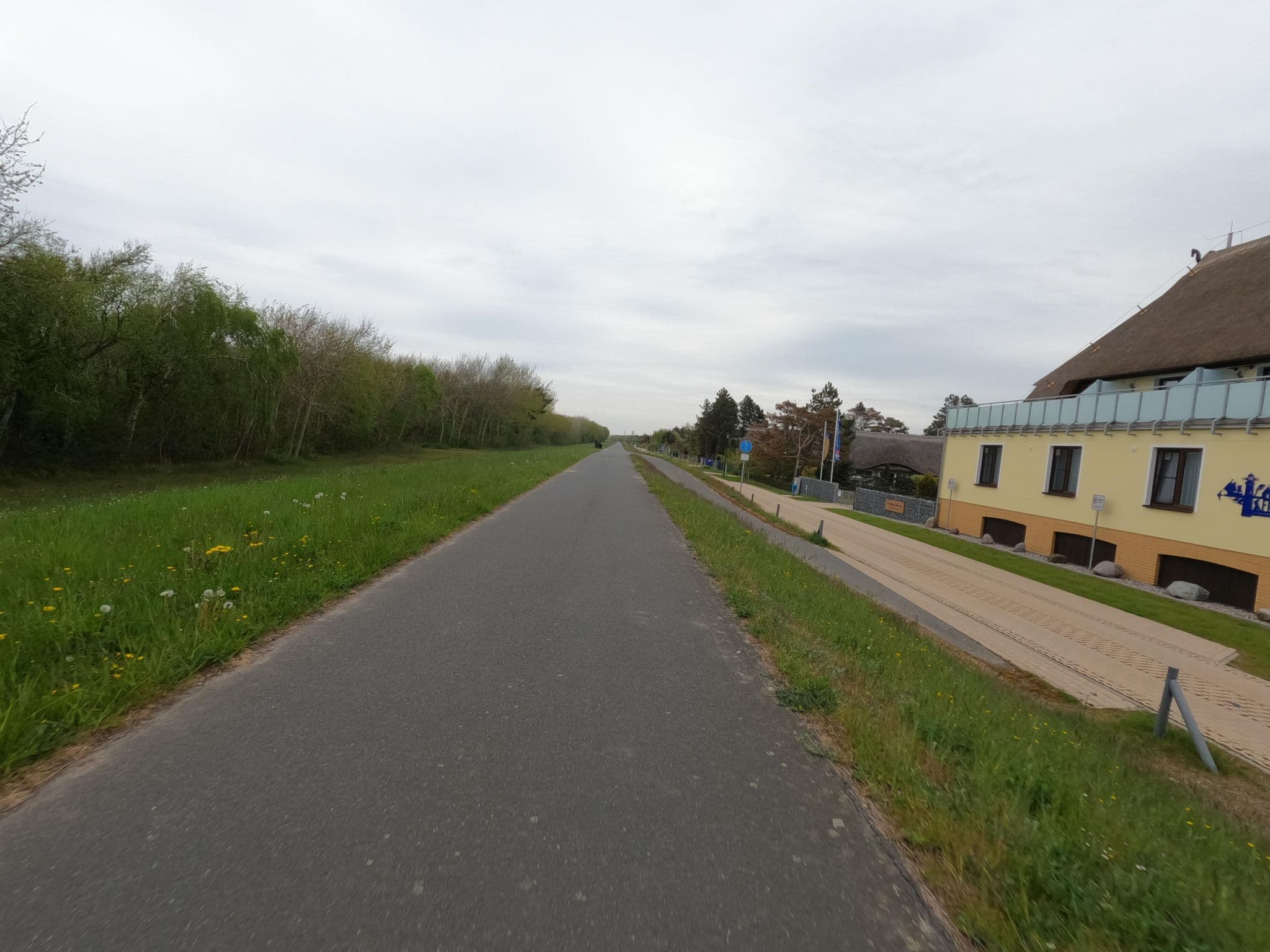 Street view near Ostseehotel Wustrow, Ostseebad Dierhagen — © hektor1989 (CC BY-SA · Mapillary)