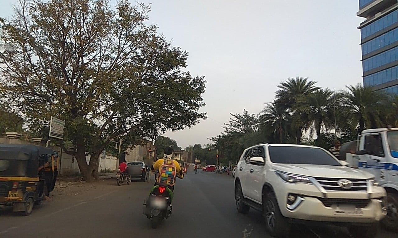 Street view near JHAVERBEN POPATLAL, Khadki — © natarajakaveeti (CC BY-SA · Mapillary)