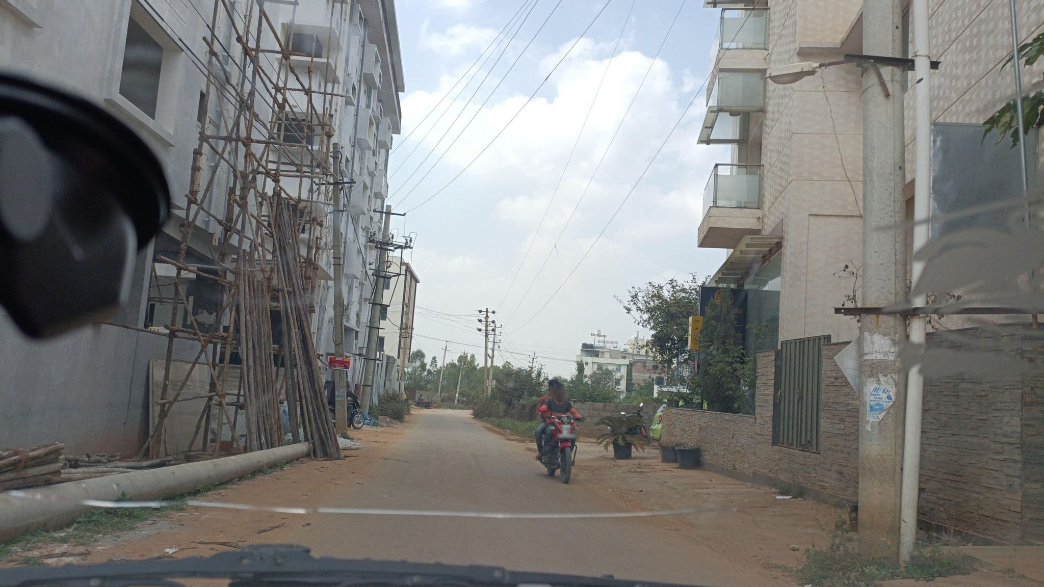 Street view near Breeze Suites, Kādiganahalli — © IBI (CC BY-SA · Mapillary)