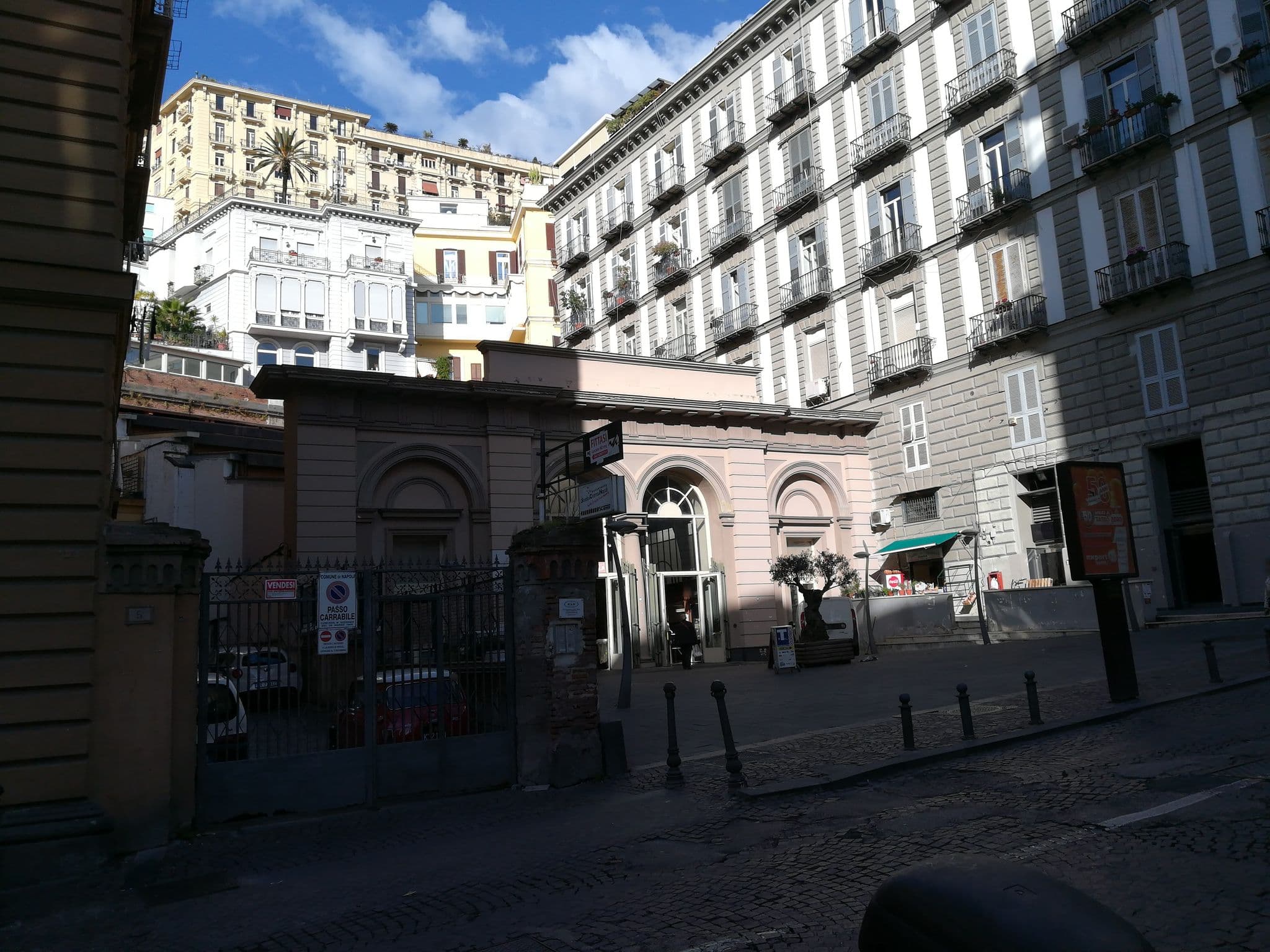 Street view near Da Polly a Piazza Amedeo, Vomero — © itsmelud (CC BY-SA · Mapillary)